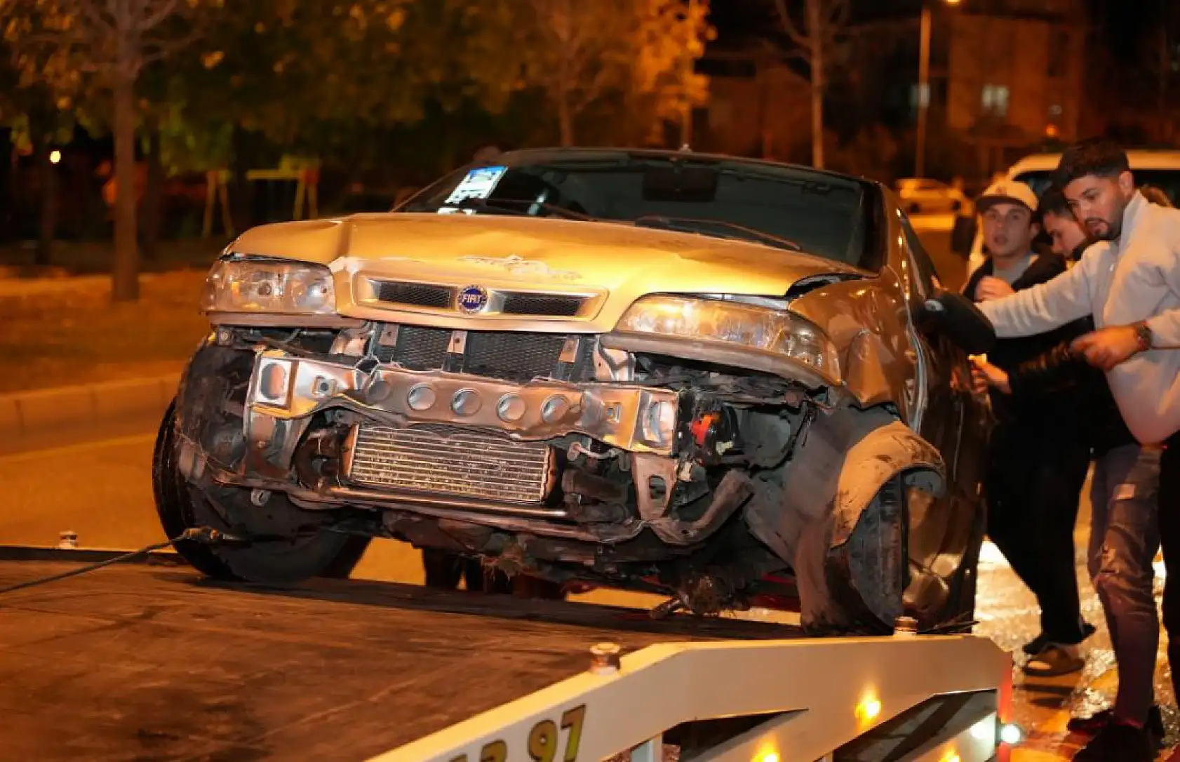 Kontrolden çıkan otomobil önce kaldırıma sonra orta refüjdeki Yavaş levhasına çarptı