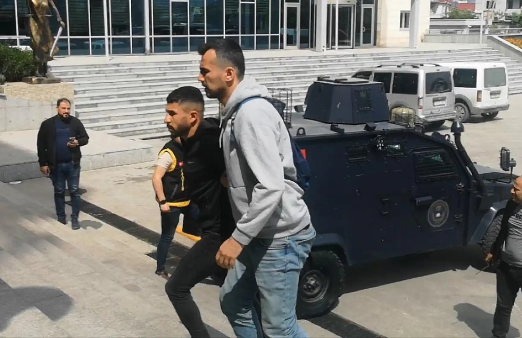 2,5 aylık hamile kadını silahla vurarak öldüren 2 ağabey  tutuklandı