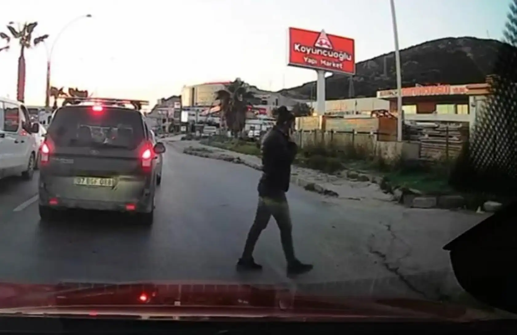 Telefonla konuşuyordu, şerit ihlali yapıp yayaya çarptı