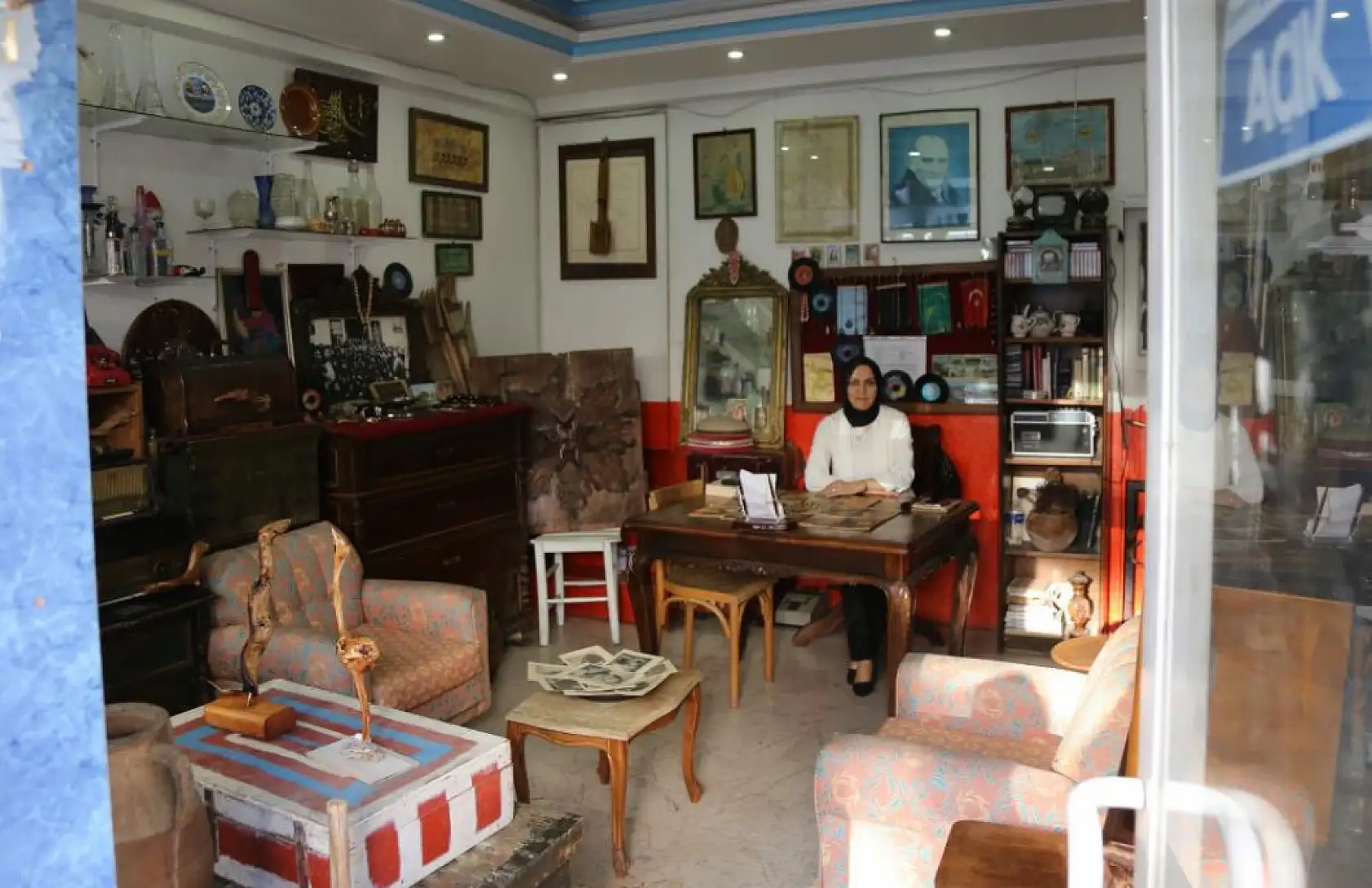 Eşine eski eşyaları topladığı için kızıyordu, şimdi antikacı oldu