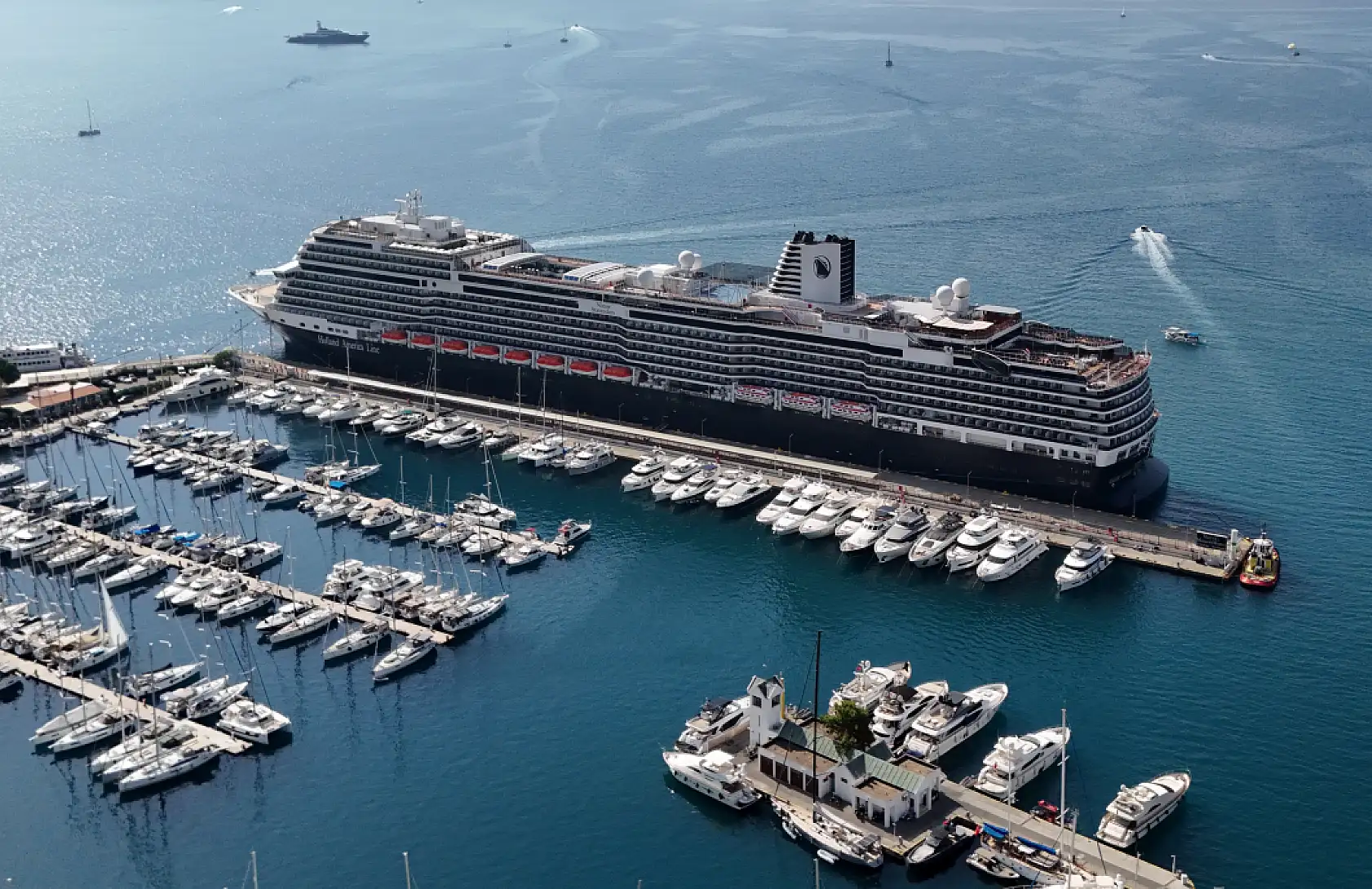 'MS Nieuw Statendam' kruvaziyeri 3 bin 200 yolcusuyla Marmaris'e geldi