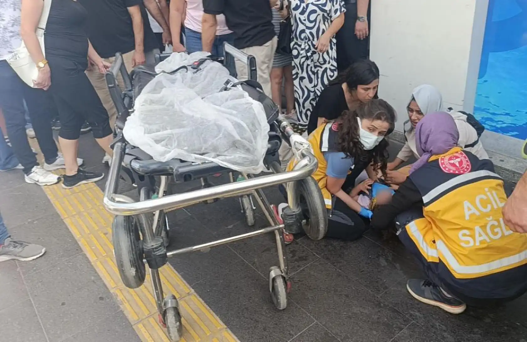 Motosikletli kurye yaya geçidinde anne ve kızına çarptı: 3 yaralı