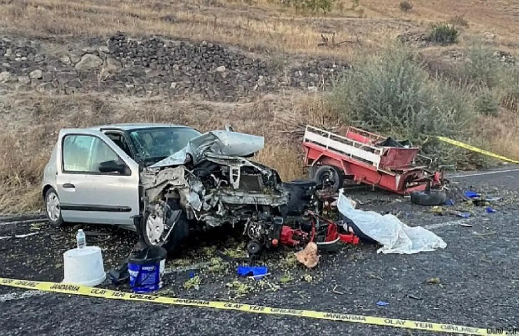 Tarım aracı ile otomobil çarpıştı: 1 ölü, 4 yaralı