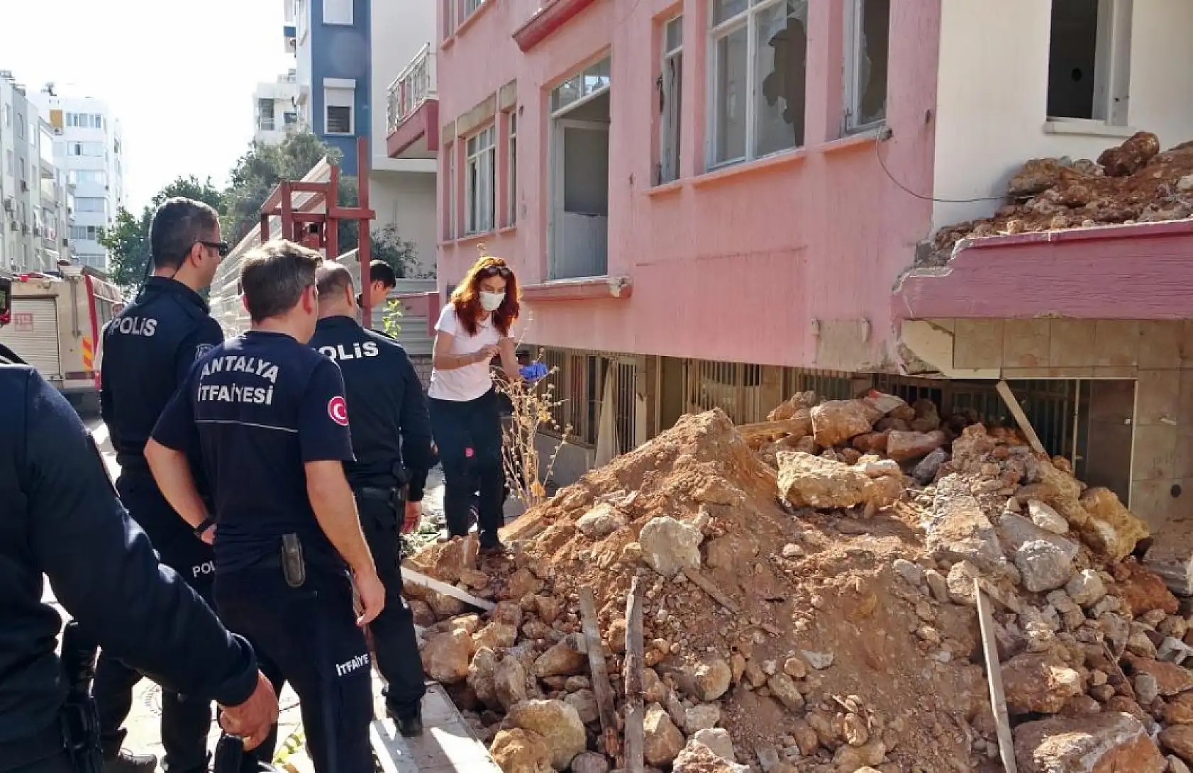 Kentsel dönüşüm için boşaltılan binadaki yangında erkek cesedi çıktı