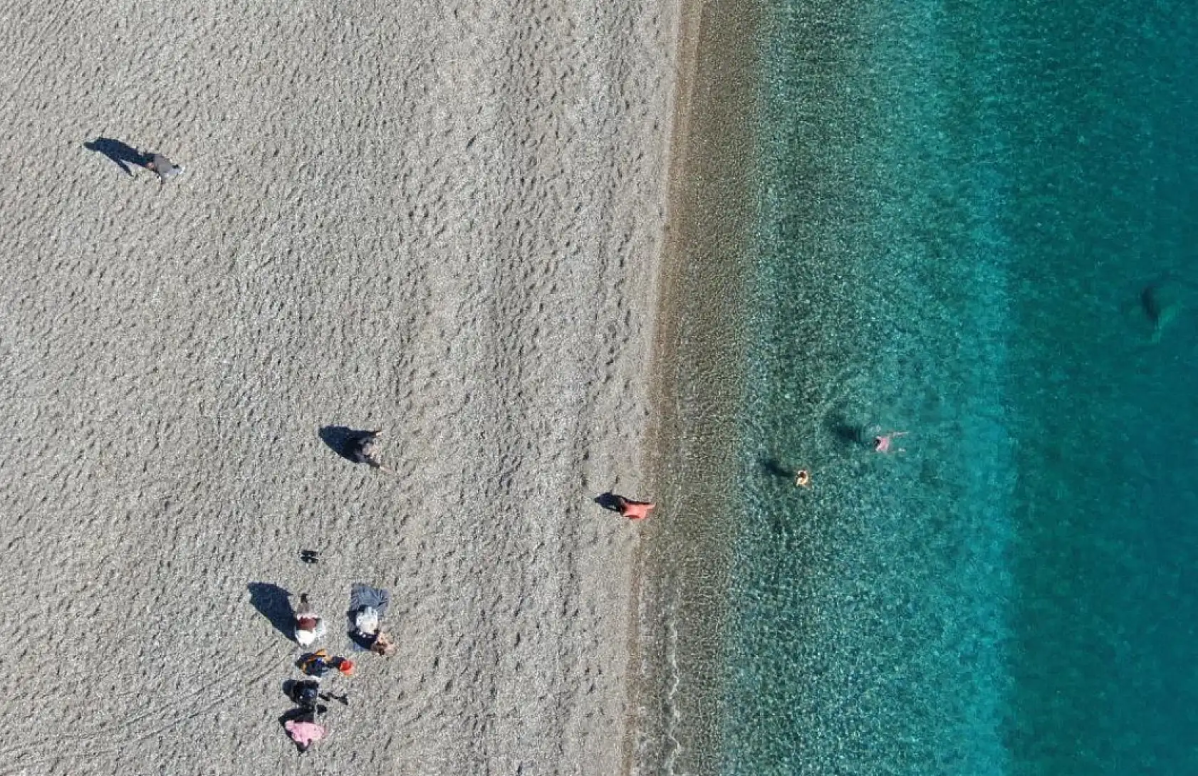 Türkiye karla mücadele ederken Antalya'da deniz sefası