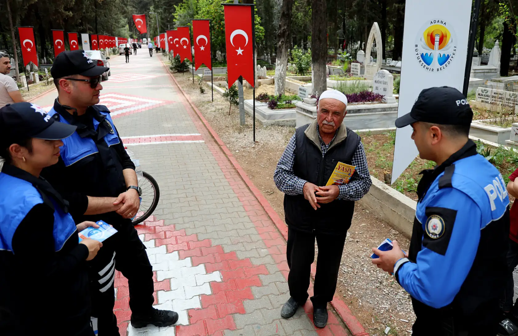 Polisten mezarlıkta 'sahte hoca' avı