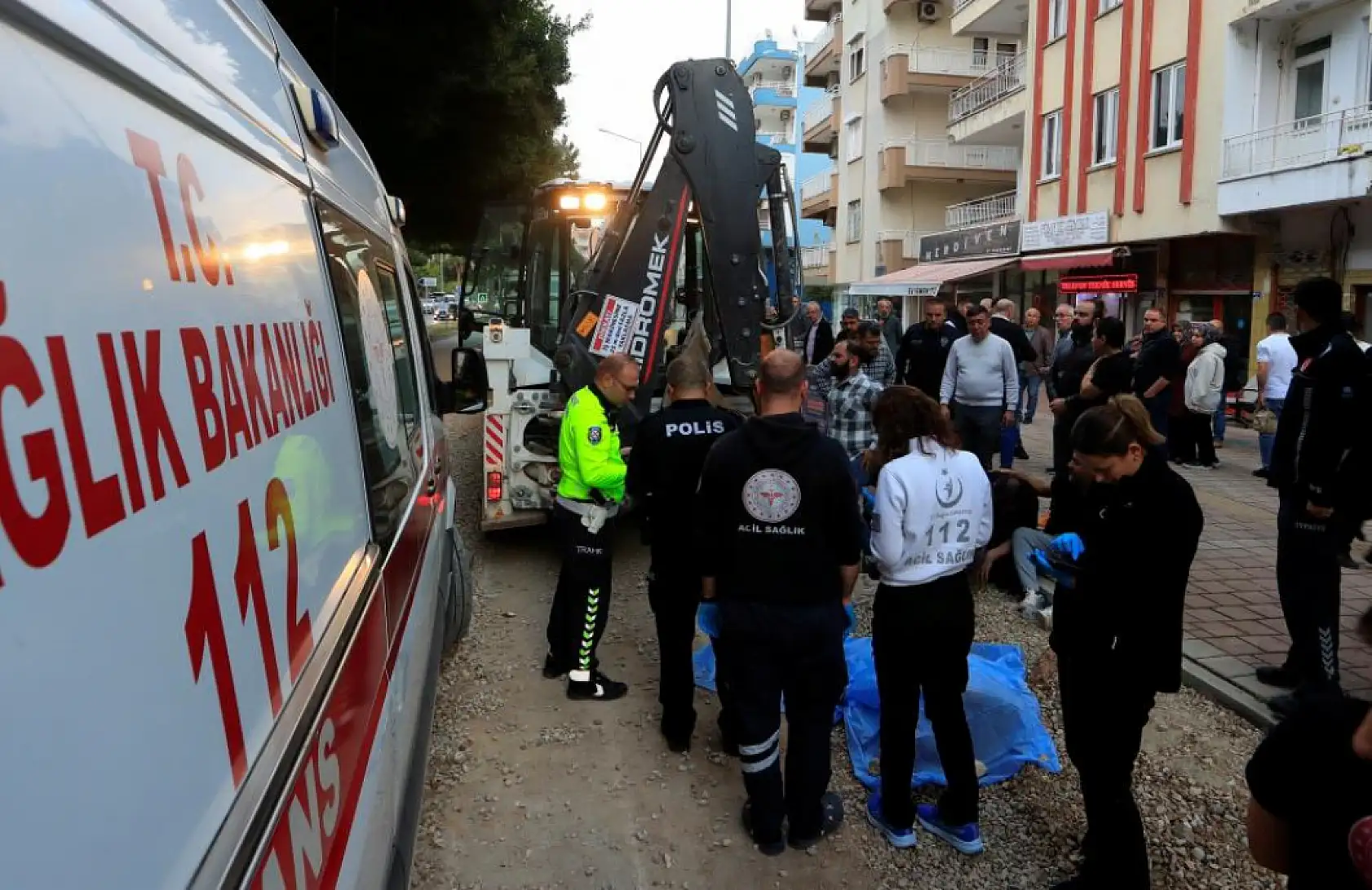Ekmek almaya giderken kepçenin altında kalan yaşlı adam hayatını kaybetti