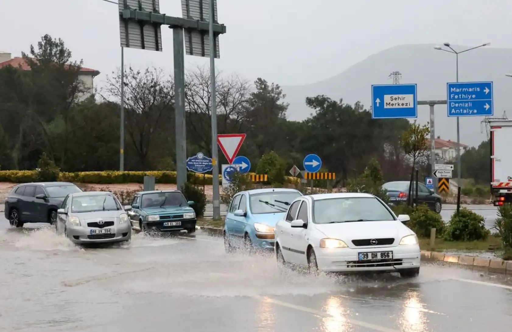 Muğla'da sağanak yağış etkili oluyor