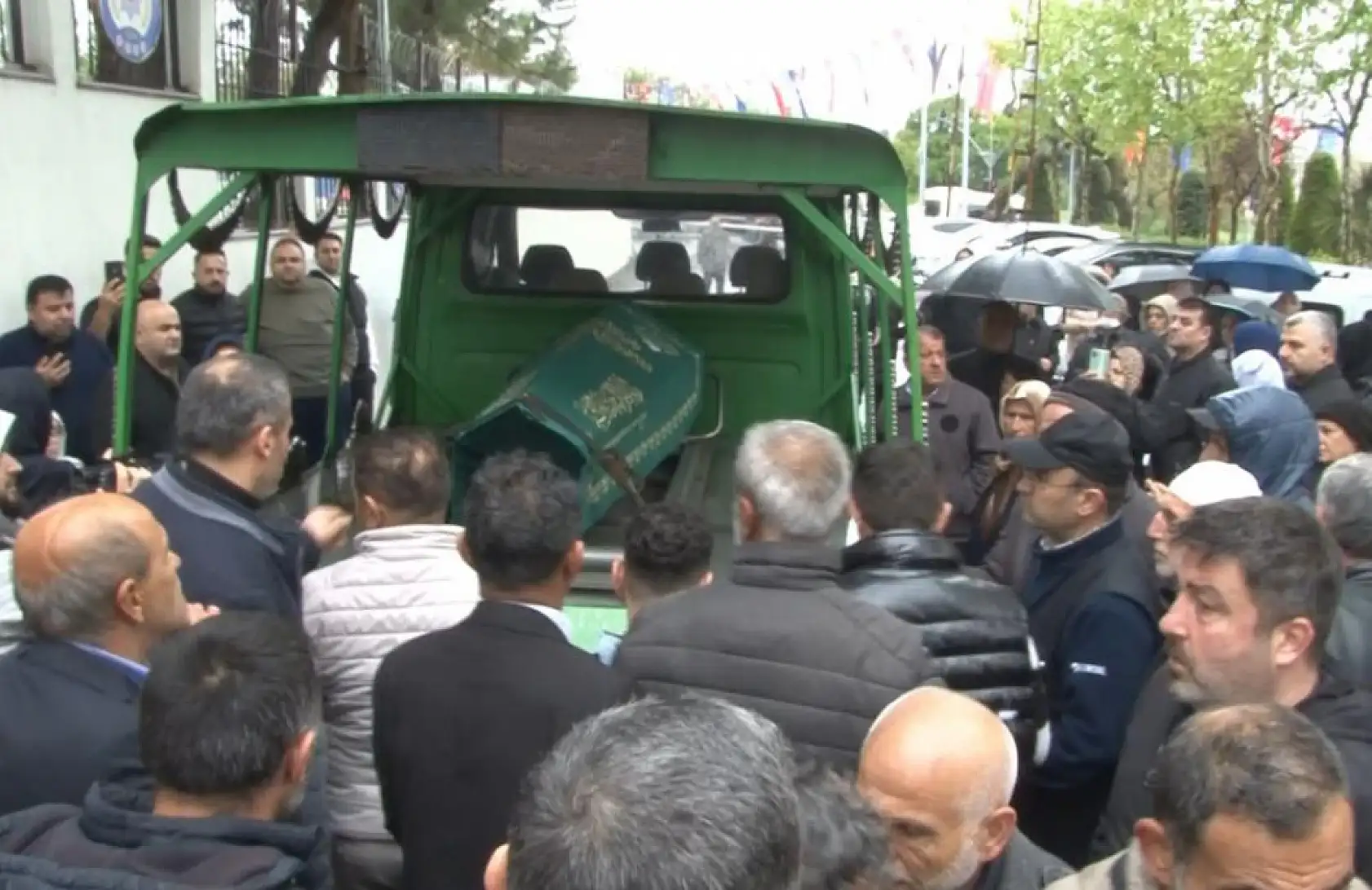 9 aydır aranan ve metruk binada ölü bulunan genç son yolculuğuna uğurlandı