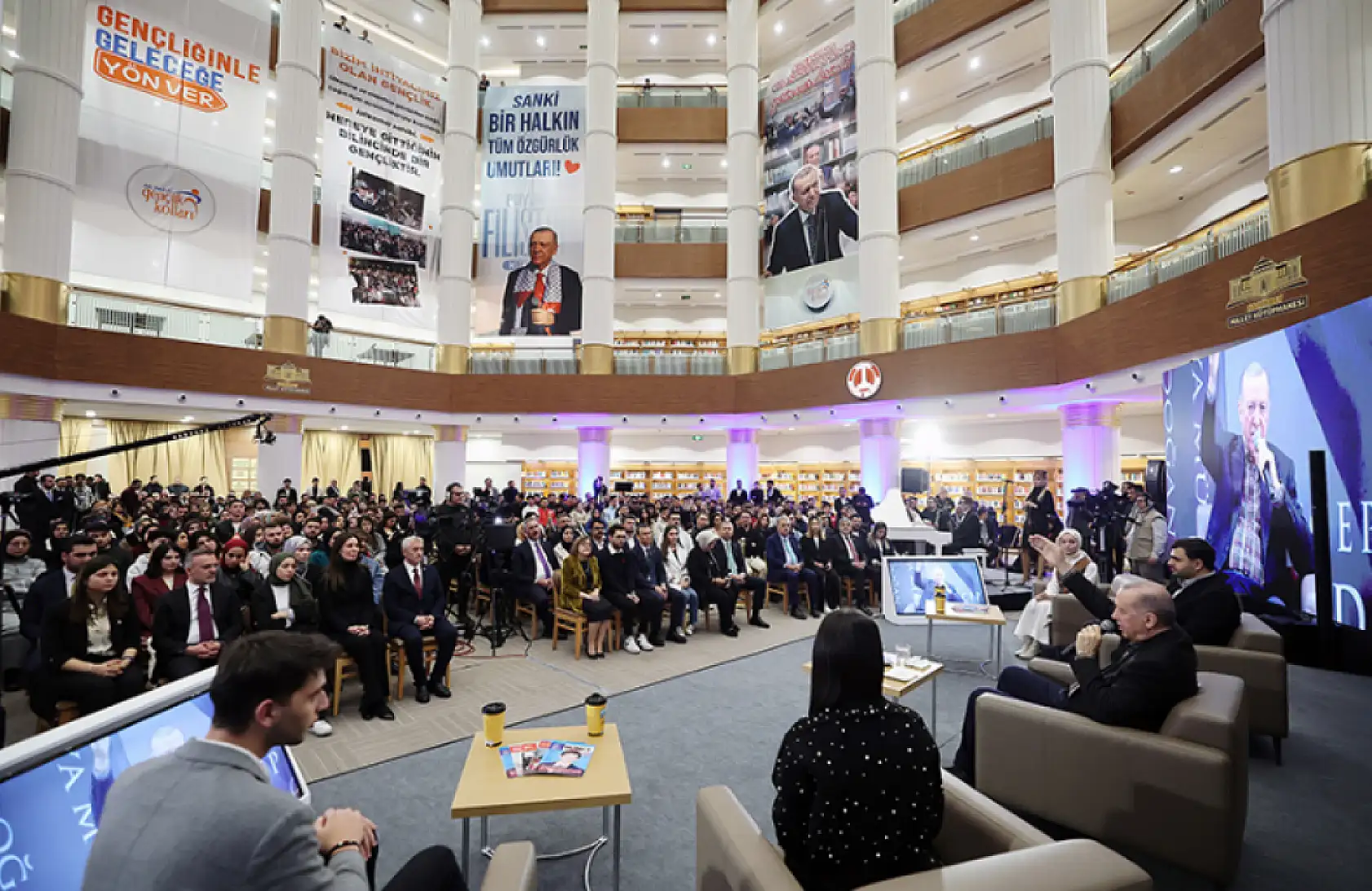 Cumhurbaşkanı Erdoğan, üniversite öğrencilerine verilen bursun 2025'te 3 bin liraya çıkarılacağını açıkladı