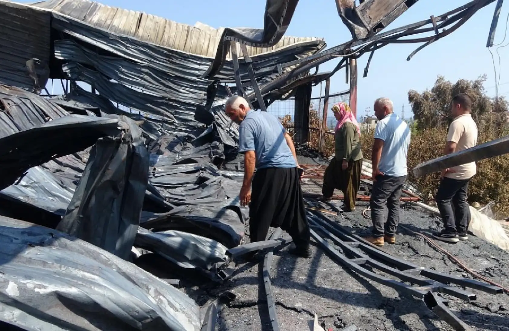25 yıllık emek kundaklamayla kül oldu: En mutlu günlerini komşu zehire çevirmiş