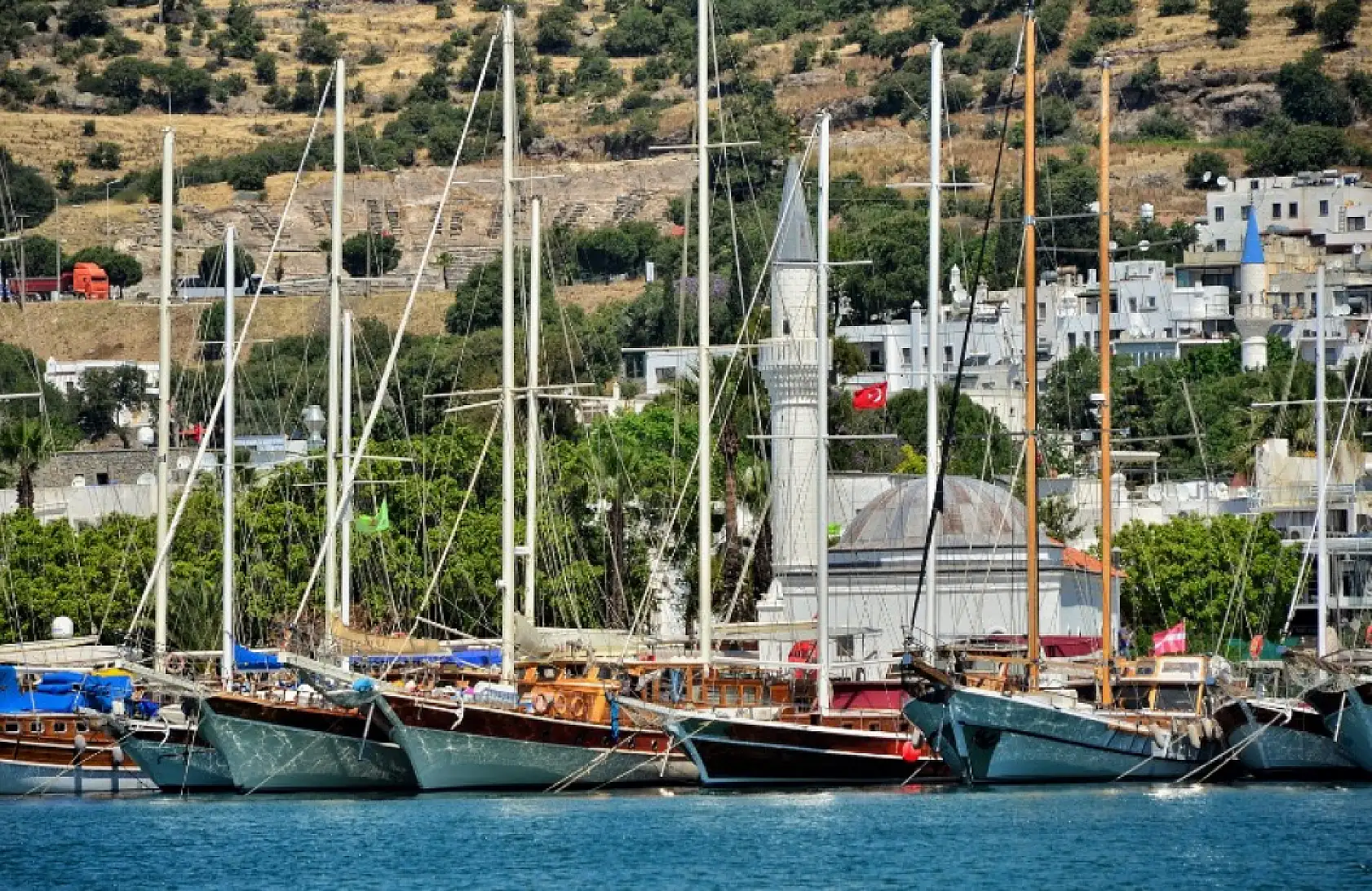 Akın akın geldiler! Kurban Bayramı'nda Bodrum'a 24 saatte 50 bin araç girdi