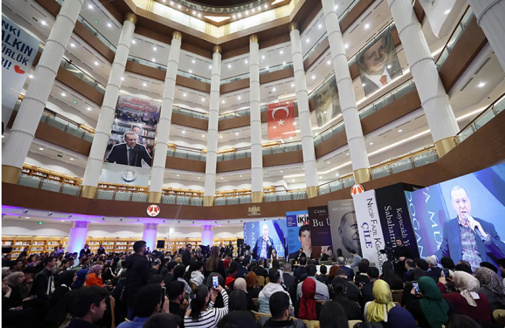 Cumhurbaşkanı Erdoğan, üniversite öğrencilerine verilen bursun 2025'te 3 bin liraya çıkarılacağını açıkladı