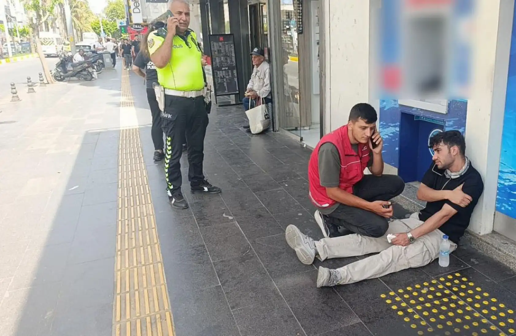 Motosikletli kurye yaya geçidinde anne ve kızına çarptı: 3 yaralı