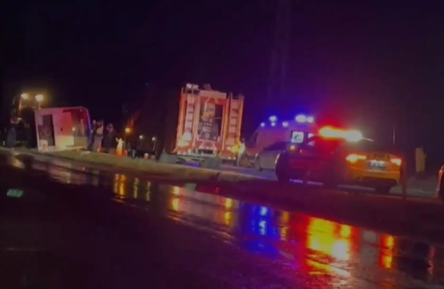 Feci kaza! Minibüs yan yattı, 1 ölü, 19 yaralı