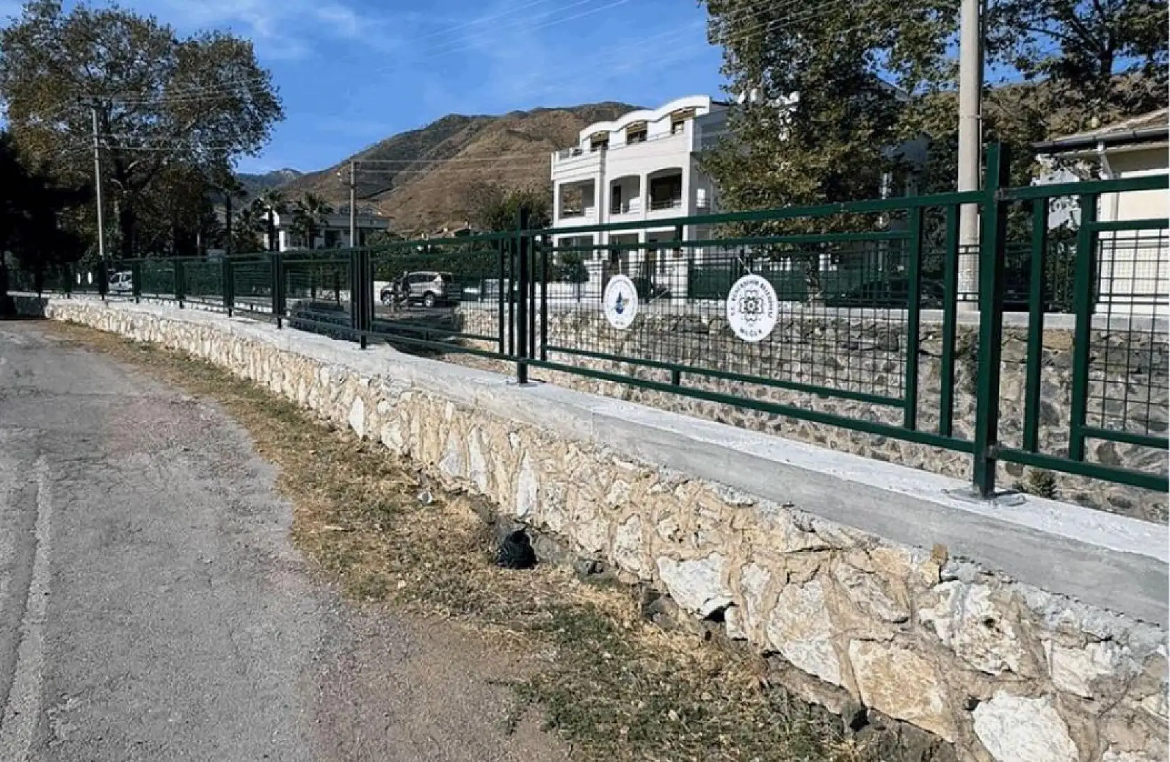 Muğla'da dere kenarlarında korkuluk çalışması