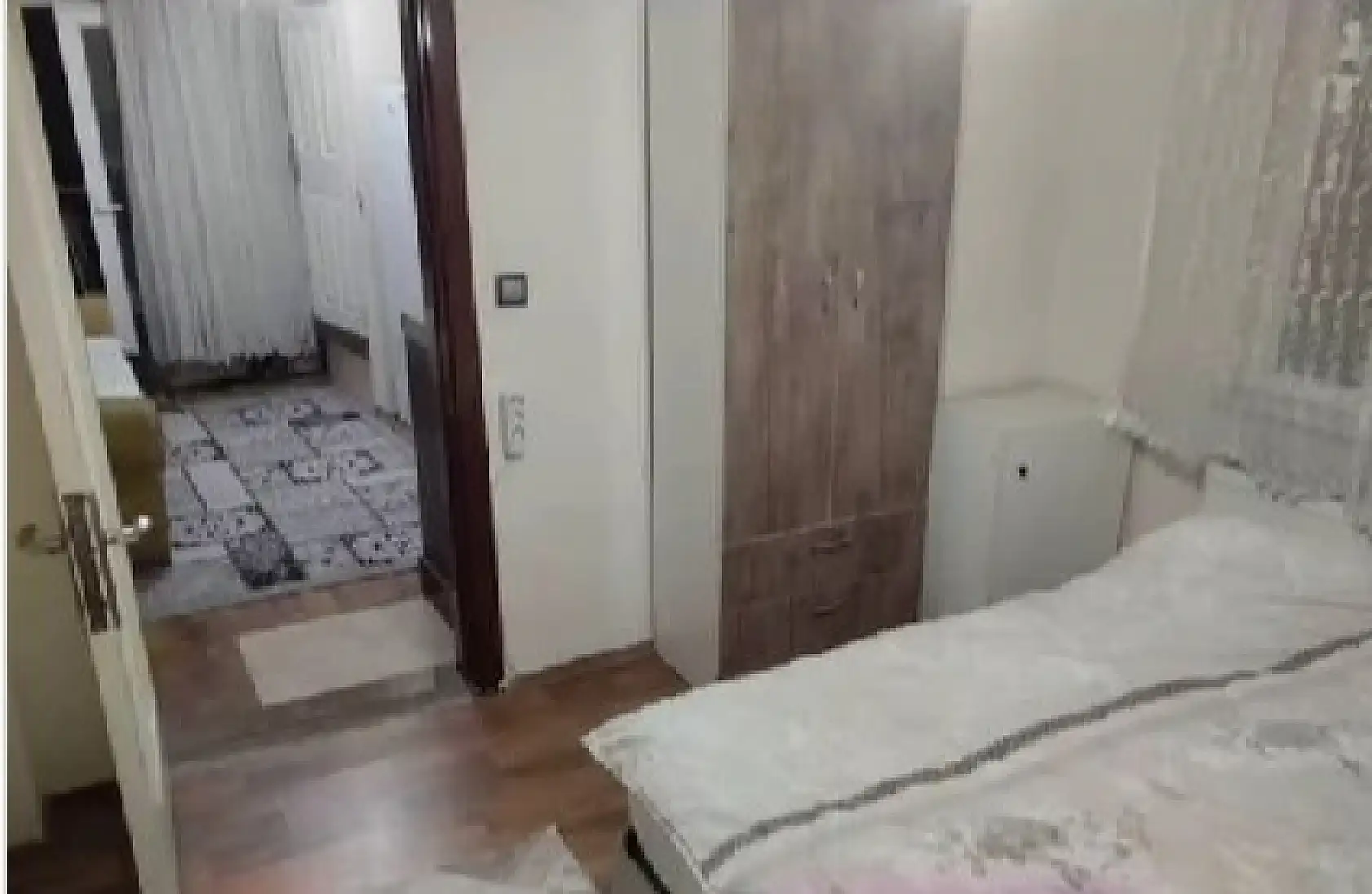 Evini aparta çevirip, prizlere gizli kamera yerleştirdi