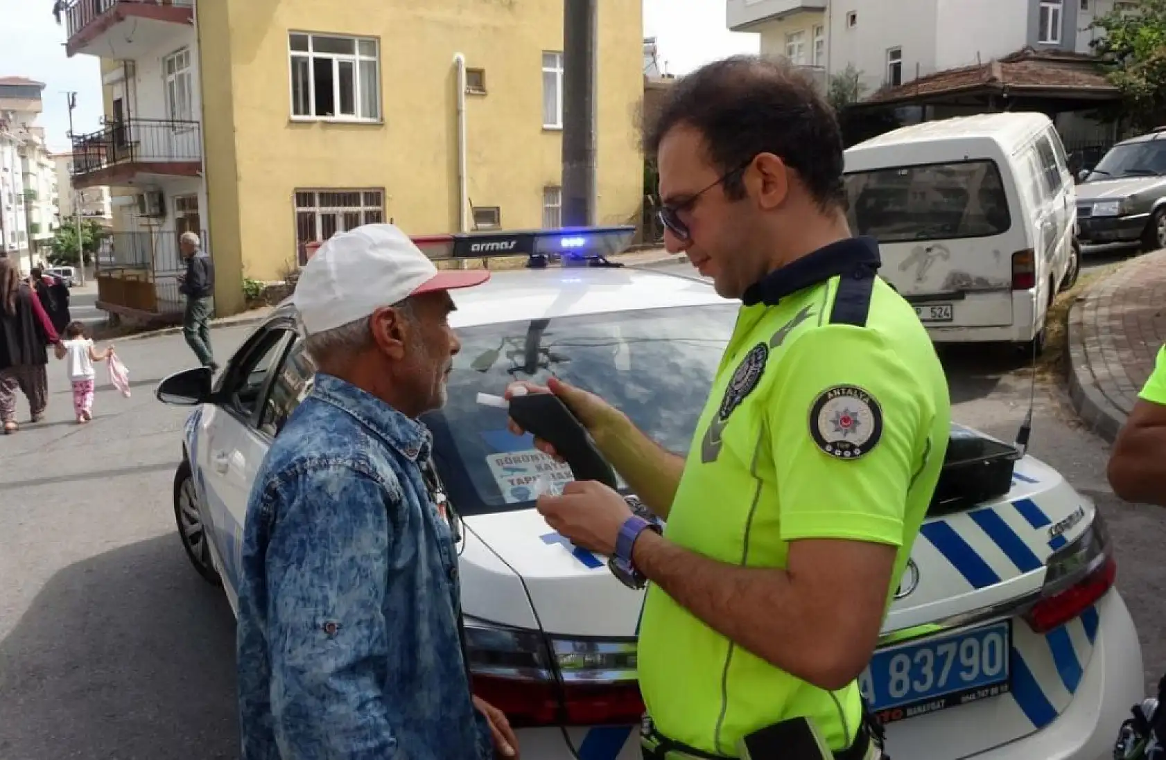 Resmi araç ile otomobil çarpıştı: 1 yaralı