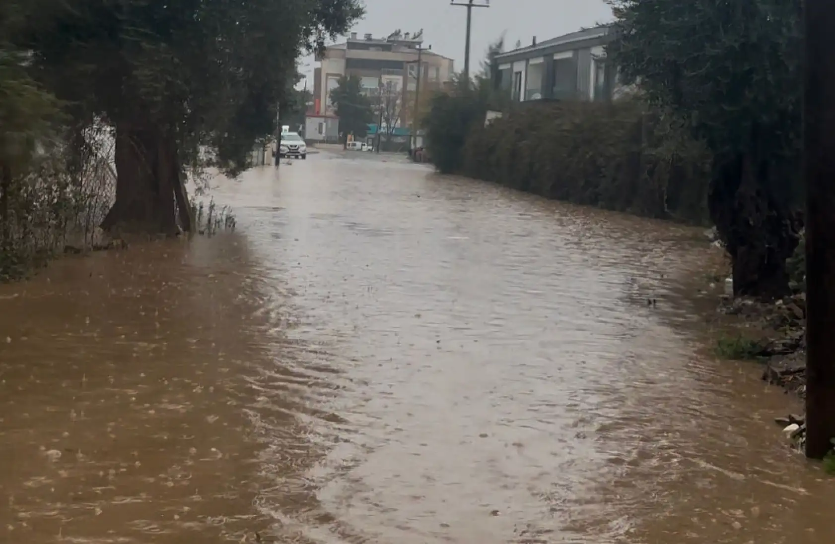 Milas'ta sağanak yağış yolları göle çevirdi