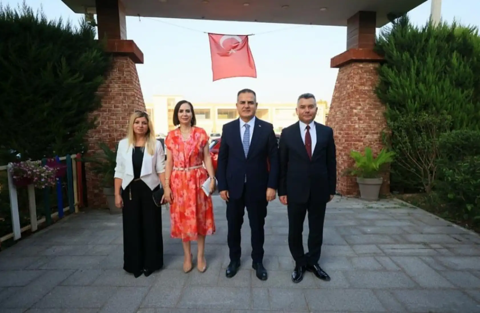 Vali Akbıyık'tan Tuğgeneral Büyük'e plaketli uğurlama