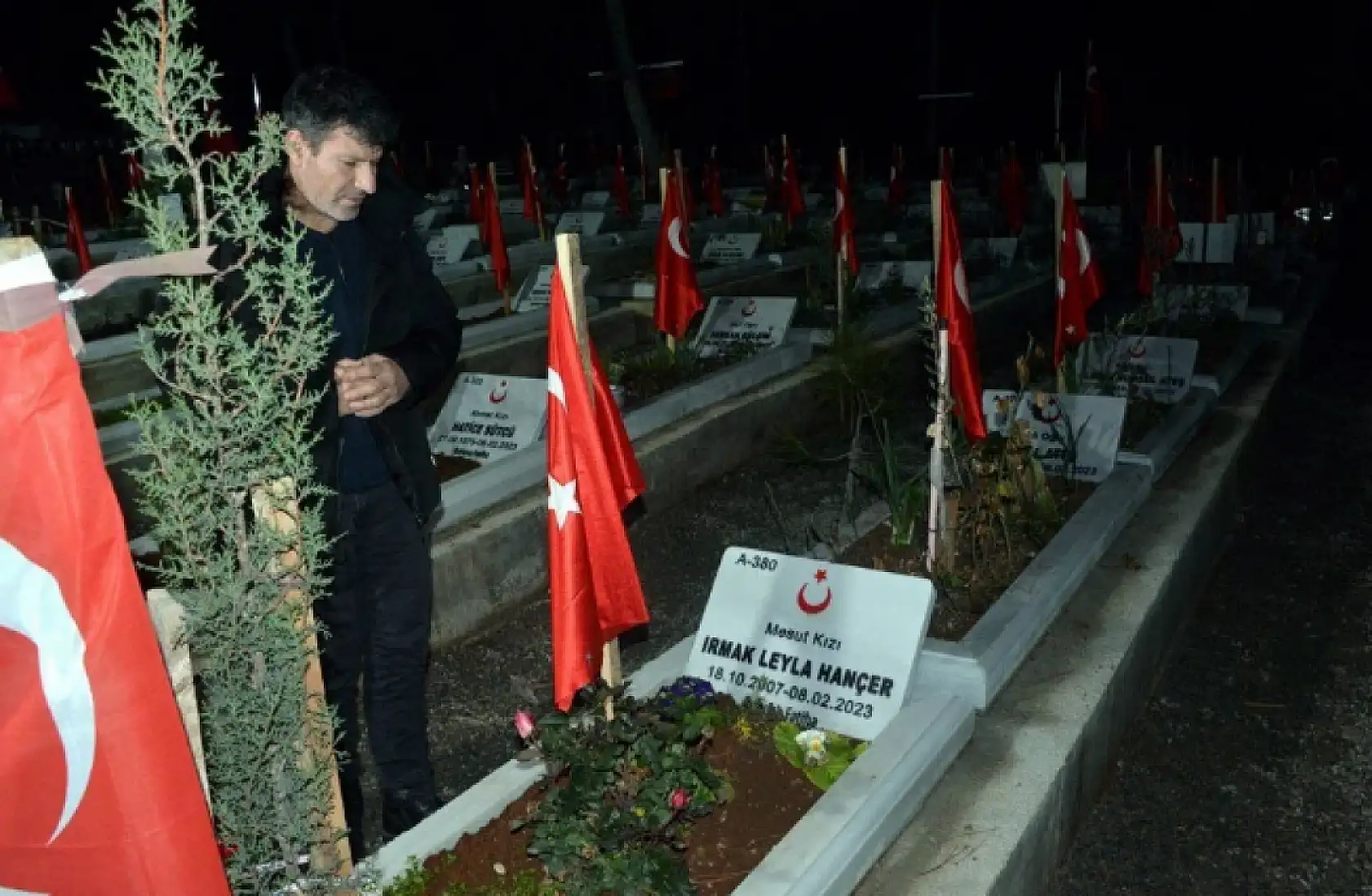 Enkaz altındaki kızının elini bırakmayan baba: Ellerini öptüm ama hiçbir çare bulamadık