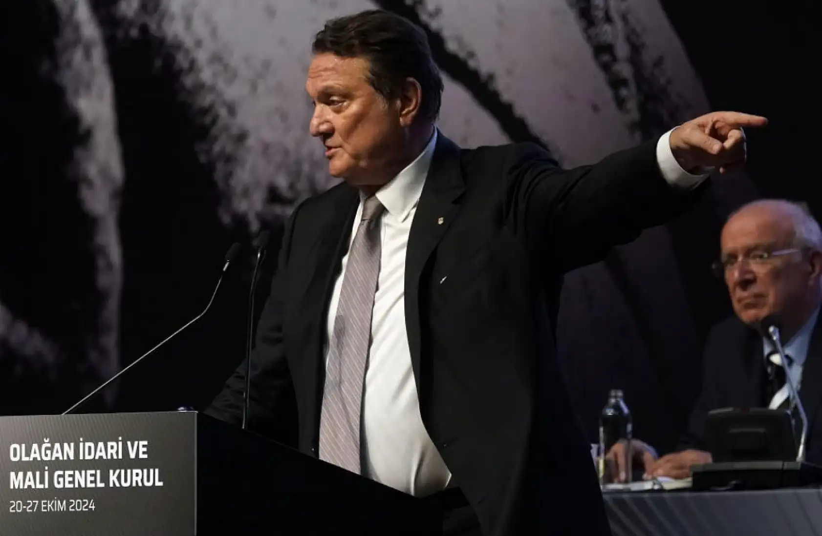 Beşiktaş'ta deprem: Başkan Arat istifa etti