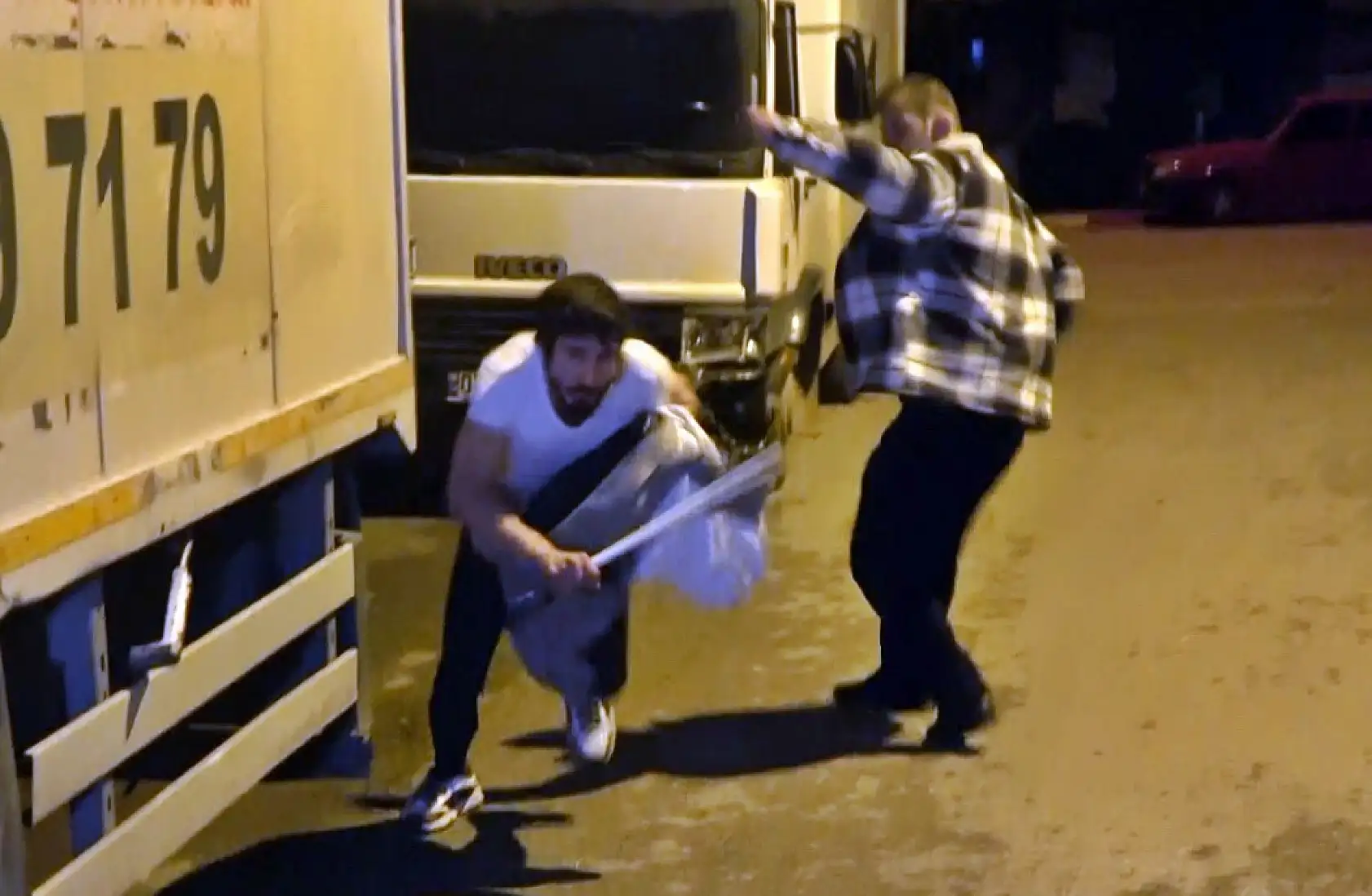 Mahallede yakmadığı yer kalmadı, bu seferki hedefi bayan kuaförü oldu