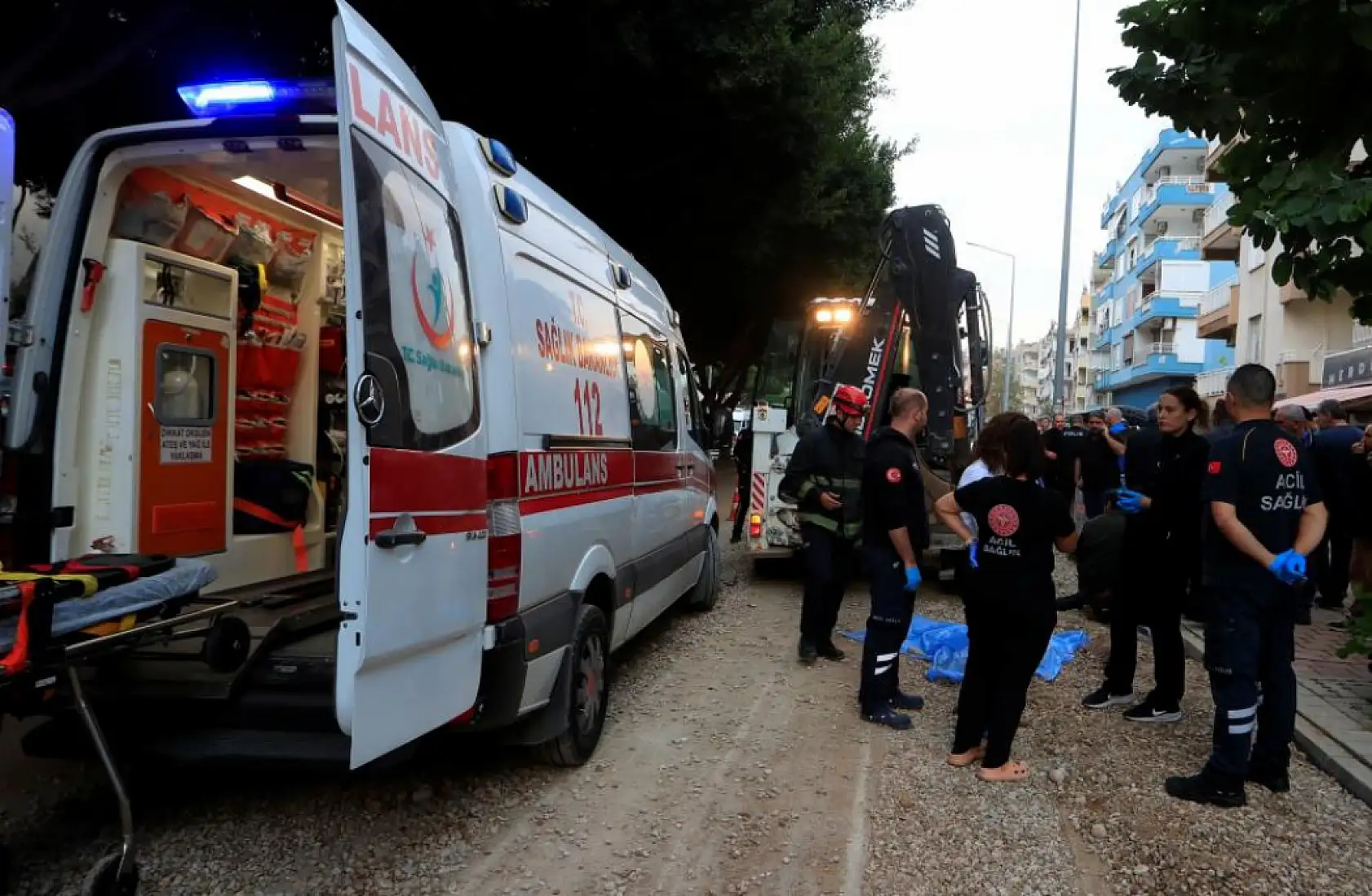 Ekmek almaya giderken kepçenin altında kalan yaşlı adam hayatını kaybetti