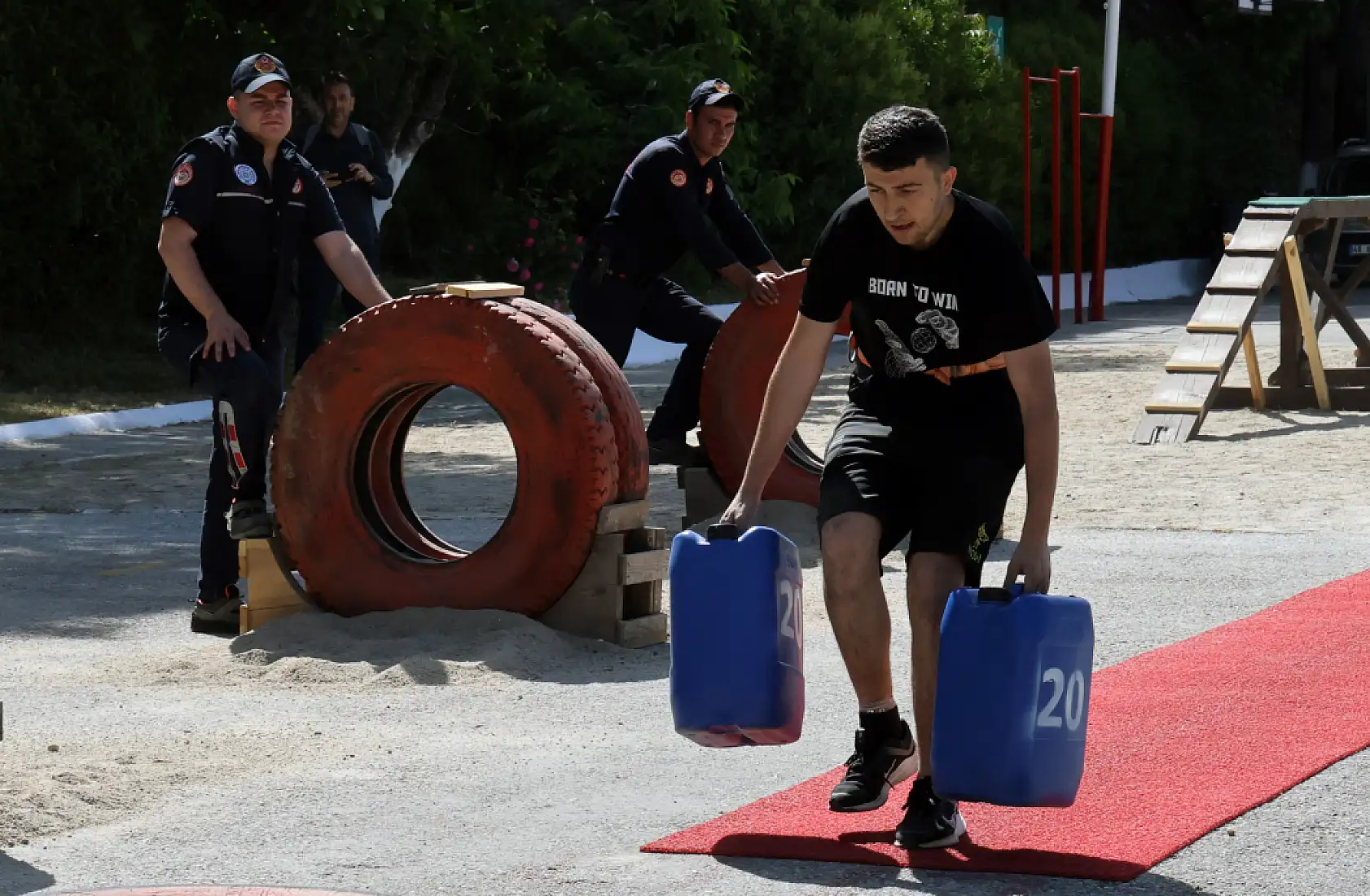 Alev savaşçısı olmak için komando eğitim parkurunda ter döktüler