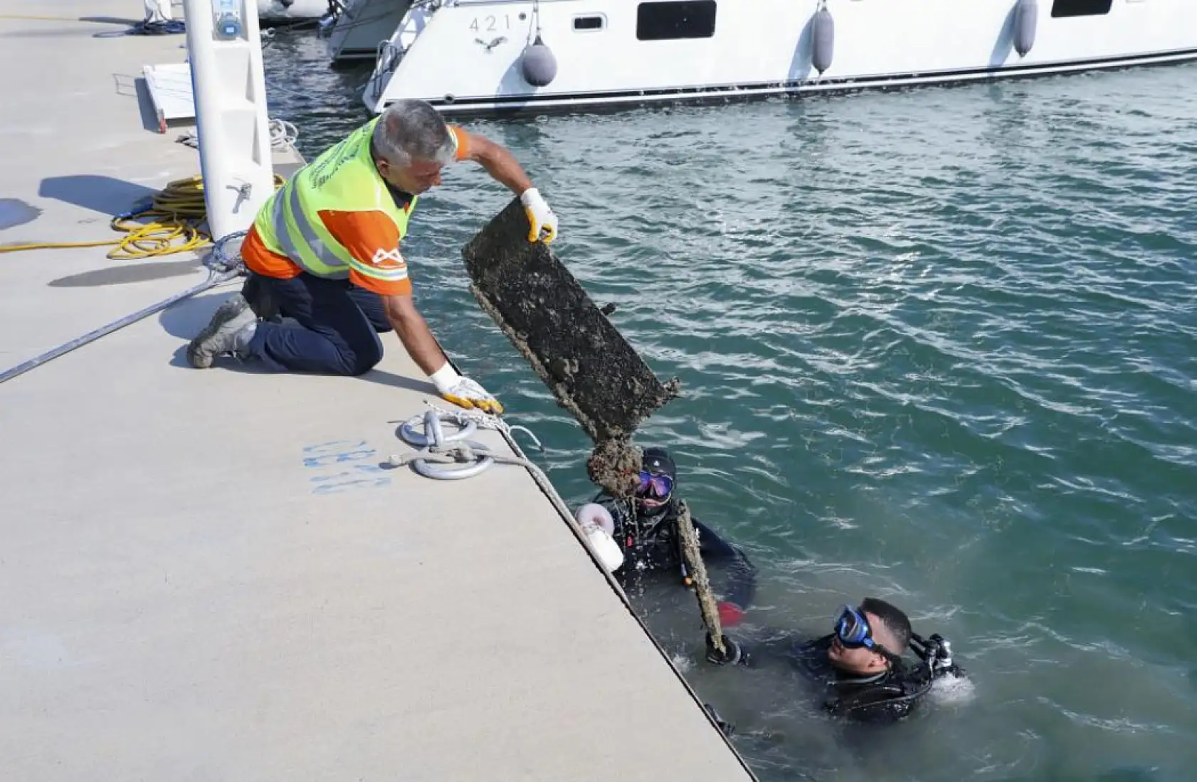 Denizden çıkarılan çöpler sahilde sergilendi: Alışveriş arabası bile var