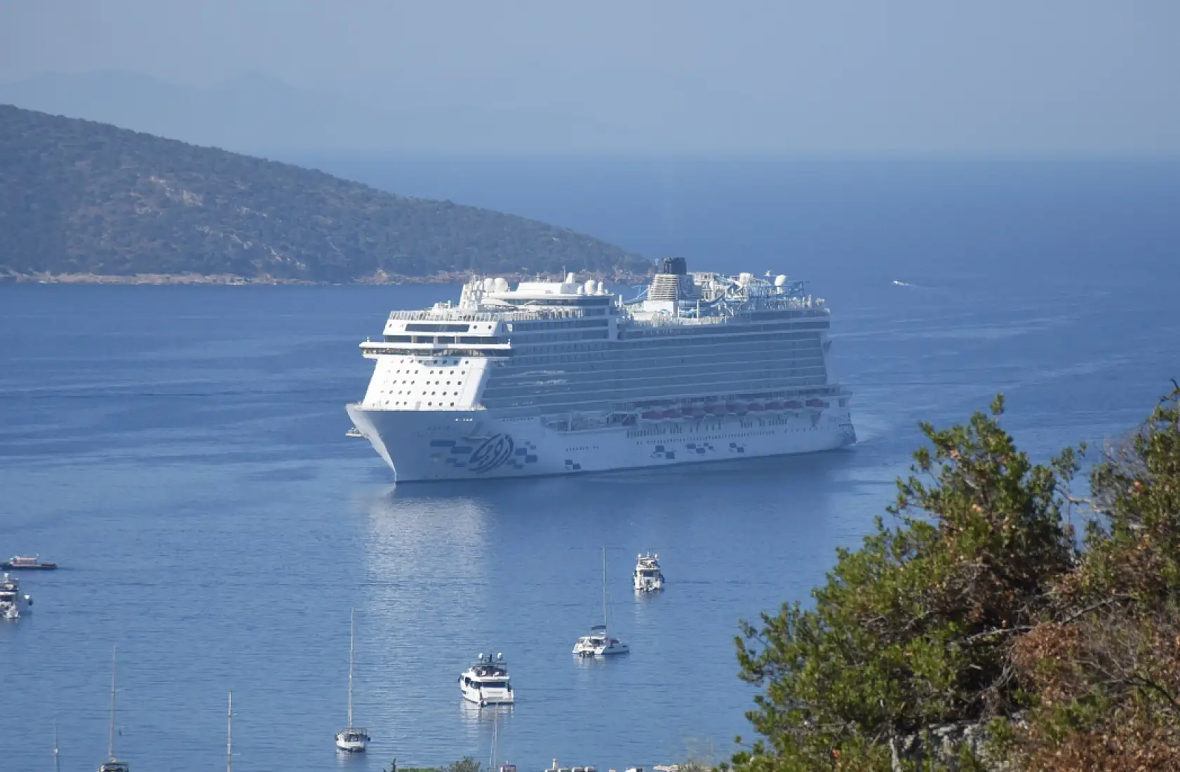 'Aroya' kruvaziyeri 1750 yolcusuyla Bodrum'a geldi