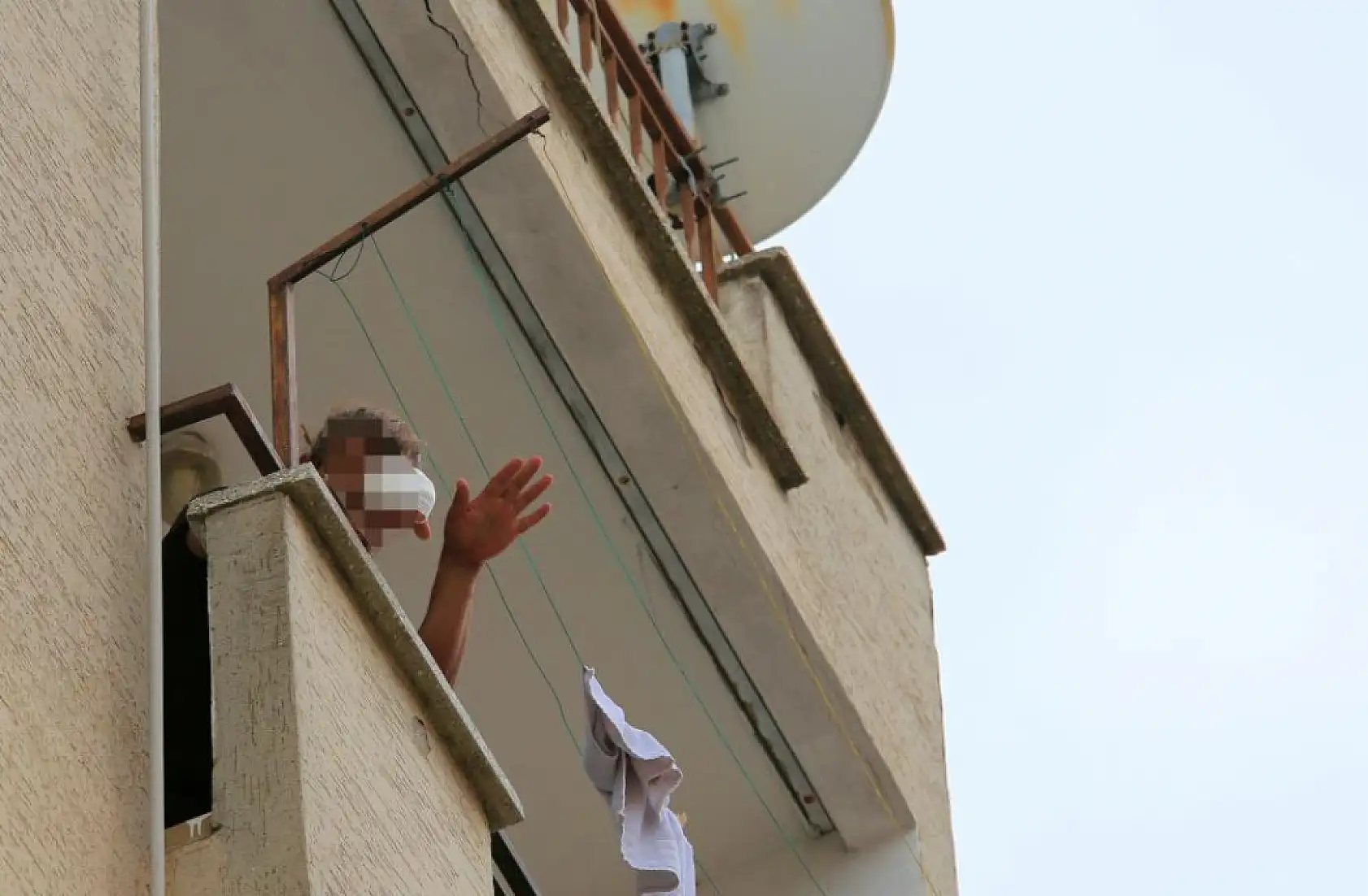 Sinir krizi geçiren genç adam, eline geçen tüm eşyaları sokağa fırlattı
