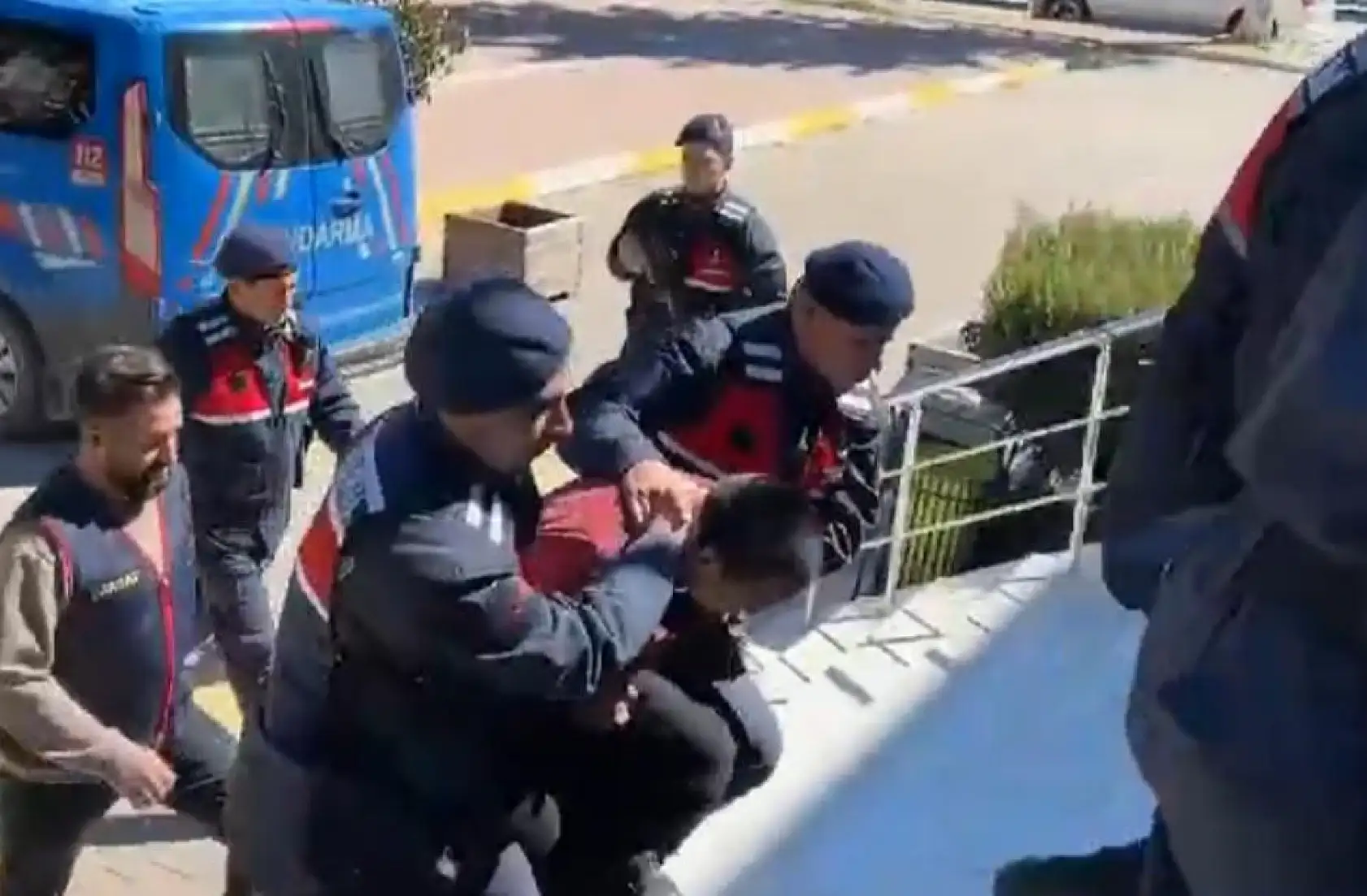 Aracına aldığı yabancı uyruklu şahıs tarafından boğazı kesilerek öldürülmüştü, katil tutuklandı