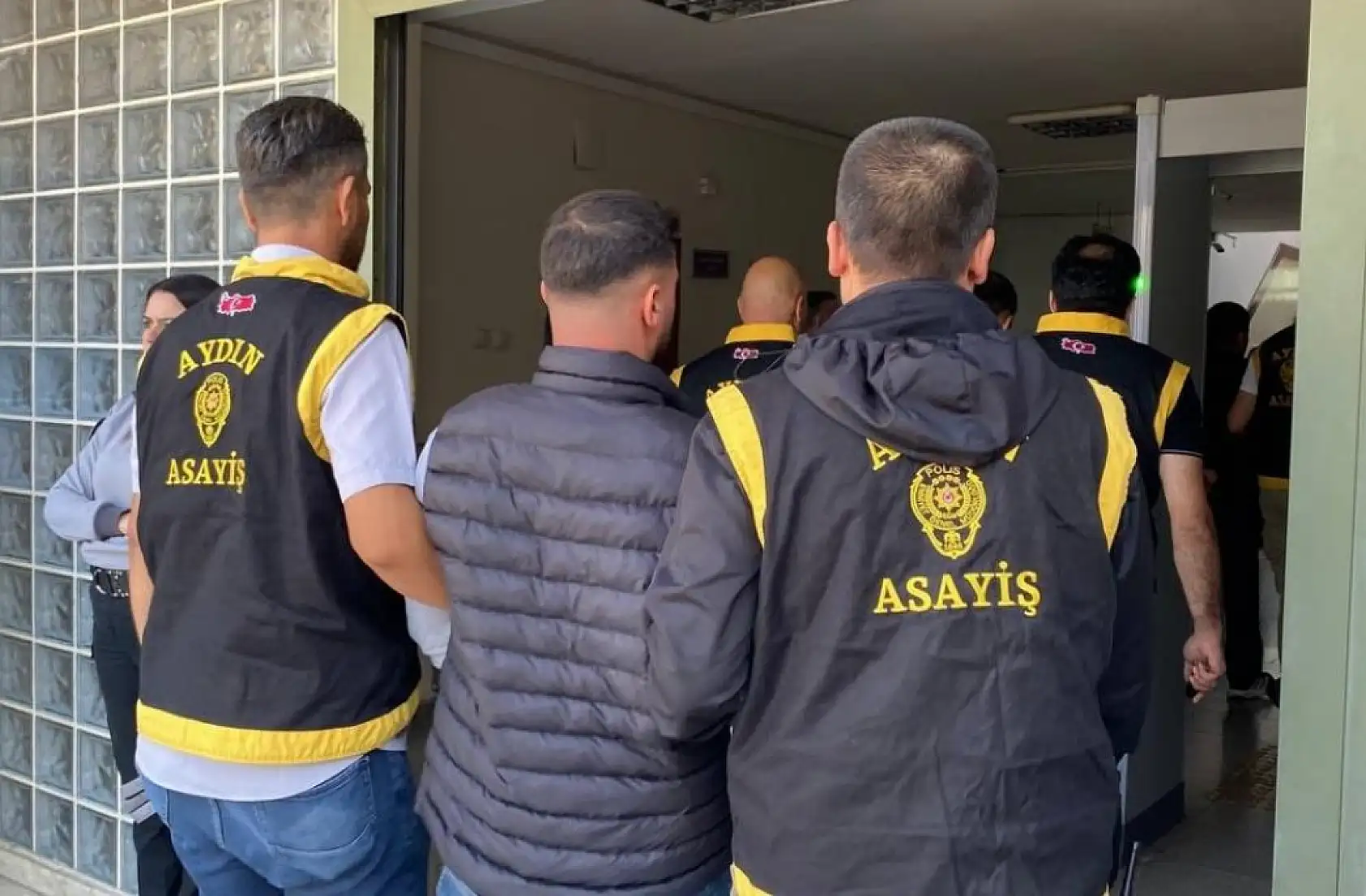 Genç kız, arkadaşının abisi ve kuzenleri tarafından bıçaklandı