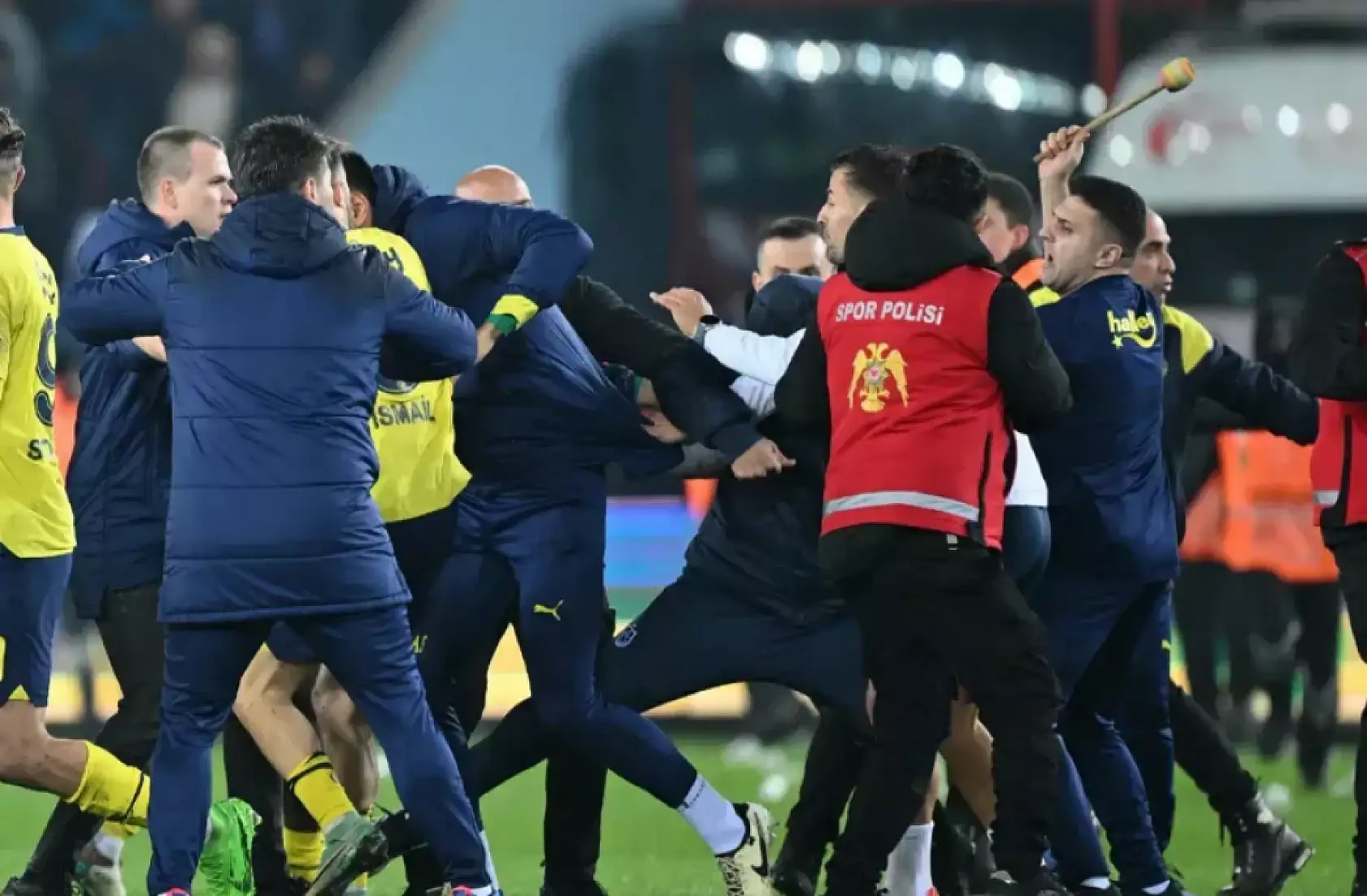 Trabzonspor-Fenerbahçe Maçında Koridorda Neler Yaşandı? Osayi-Samuel Bayılmış!