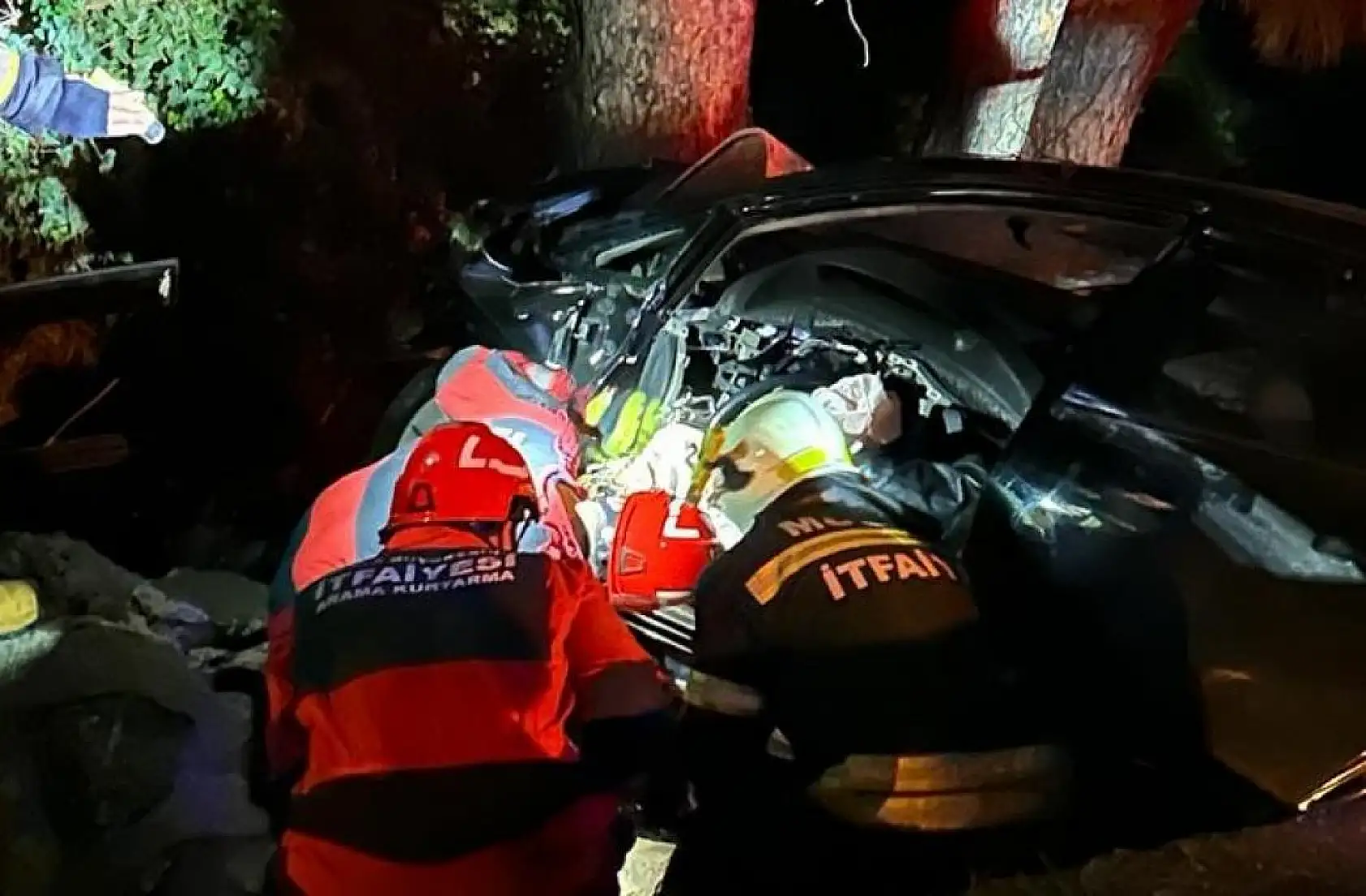 Yoldan çıkan otomobil ağaca çarptı: 1 ölü