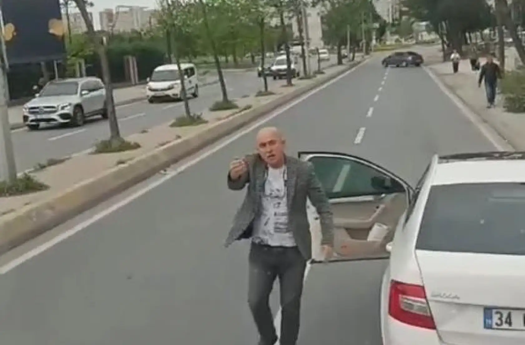 Trafikte dehşet: Bıçak çekti, hakaretler savurdu