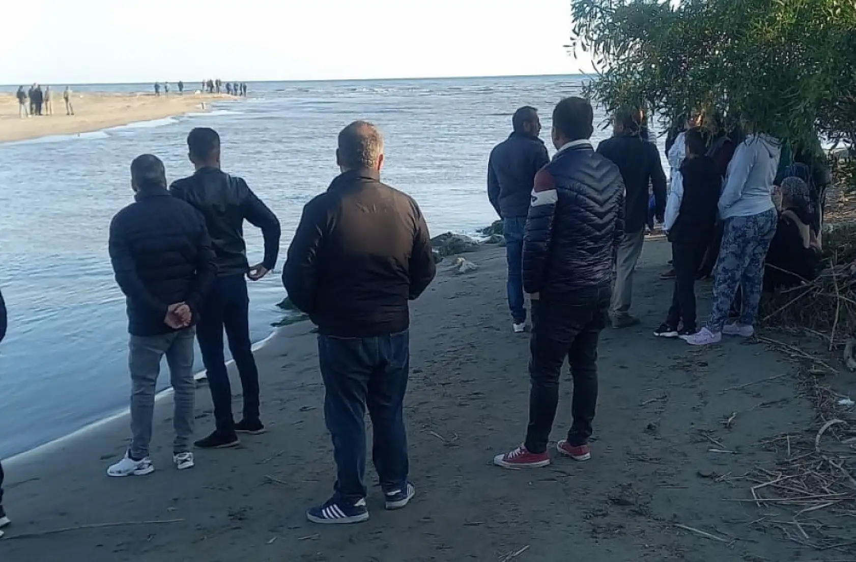 Seydikemer'de tekneden denize düşen şahıs için arama çalışması başlatıldı