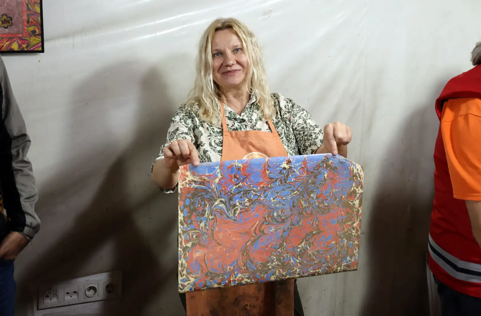 Erasmus projesi ortakları Menteşe'de geleneksel ebru deneyimi yaşadı