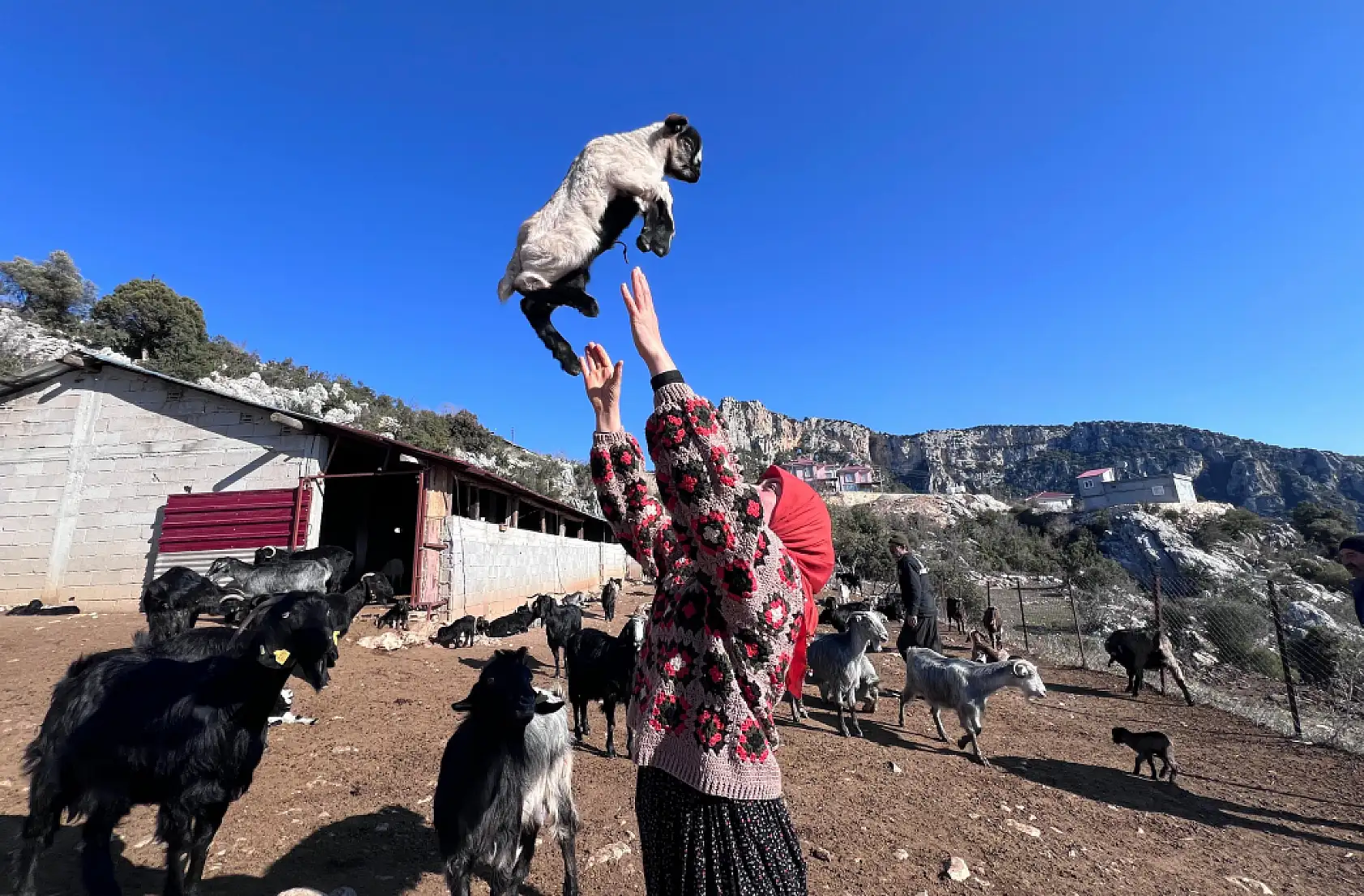 Yörük kızı, baba mesleğiyle kültürünü yaşatıyor