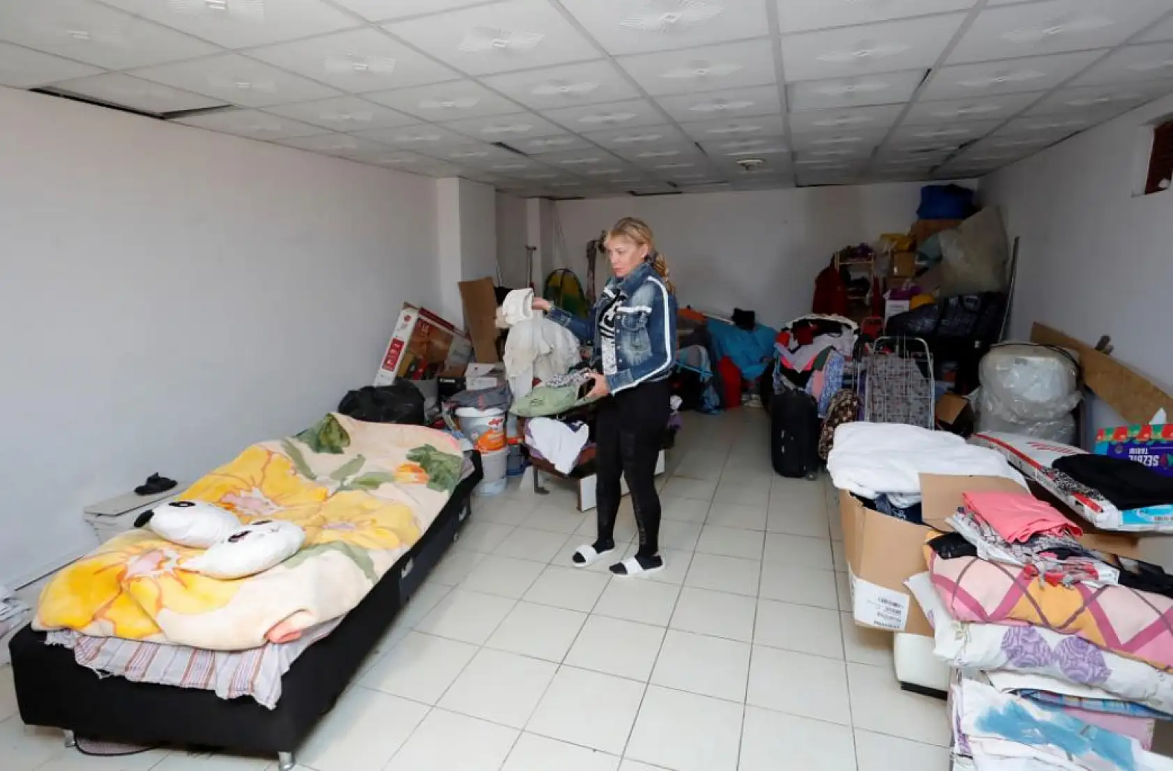 Evi kiracısı tarafından işgal edilen rus kadın 4 yıldır depoda yaşıyor