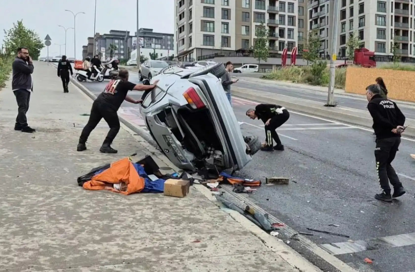 Kontrolden çıkan araç ters şeride daldı: 1'i ağır 4 yaralı