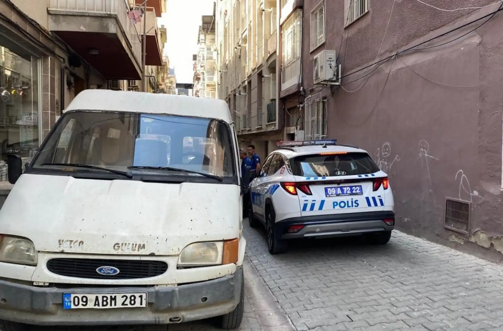 Eşini evde boğazında kemerle buldu