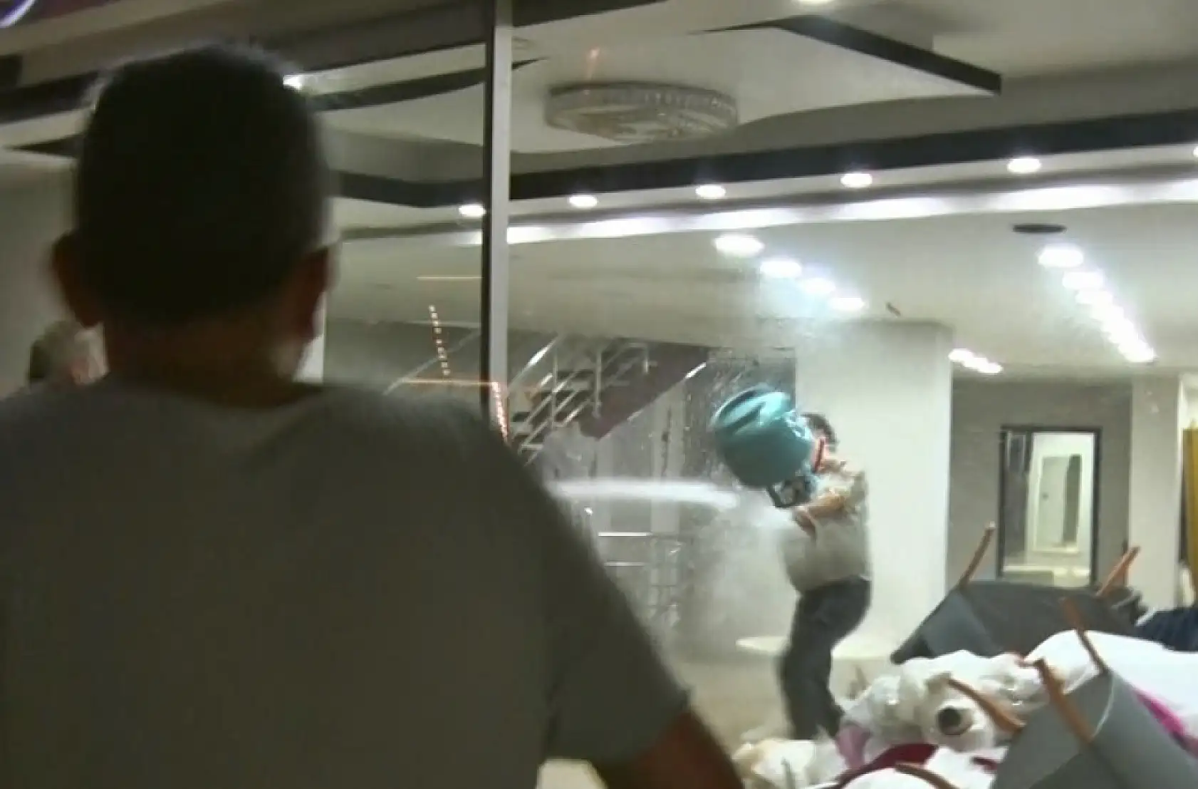 Eşinin mağazasına girip gelinliklerin üzerlerine kolonya döktü, tüpe çakmağı dayayınca tazyikli suyu yedi