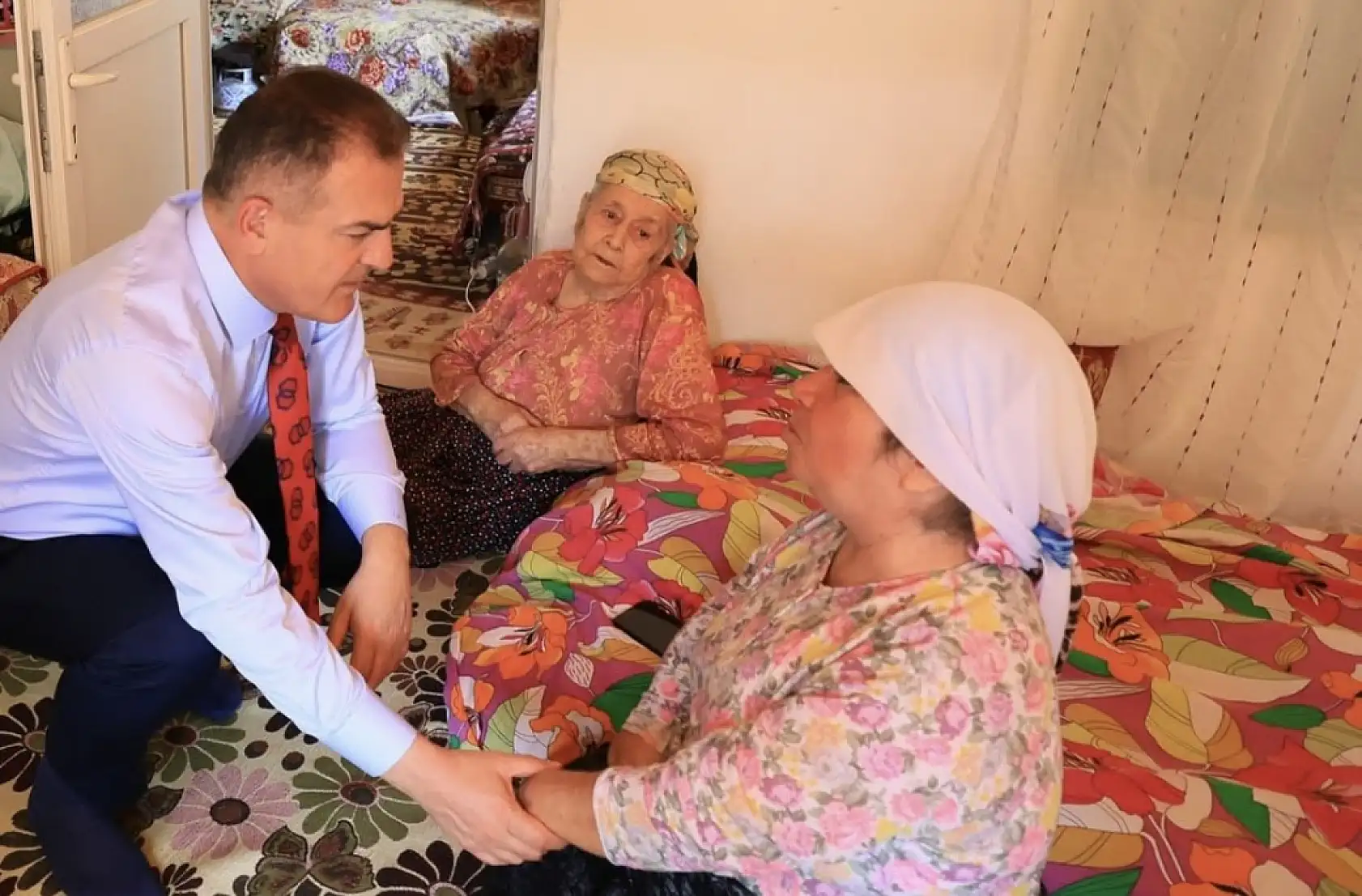 Vali Akbıyık, azmiyle ilham veren Burnak'ı yalnız bırakmadı