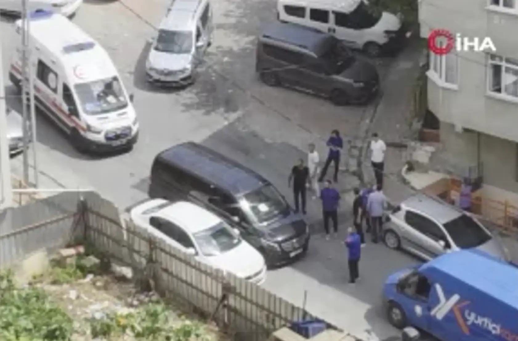 Sokak ortasında kavgaya tutuştan sürücüler, ambulansa yol vermedi