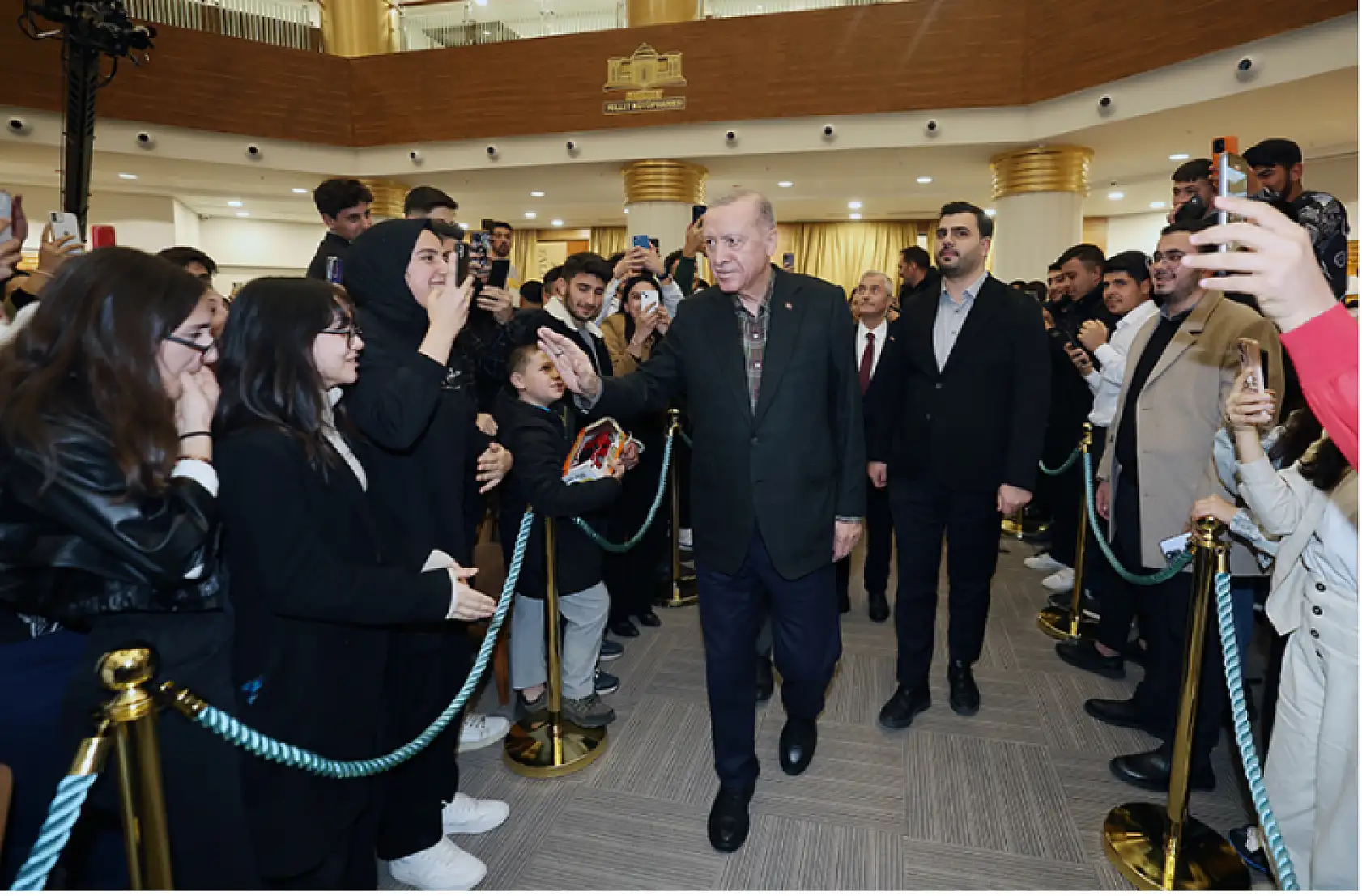 Cumhurbaşkanı Erdoğan, üniversite öğrencilerine verilen bursun 2025'te 3 bin liraya çıkarılacağını açıkladı