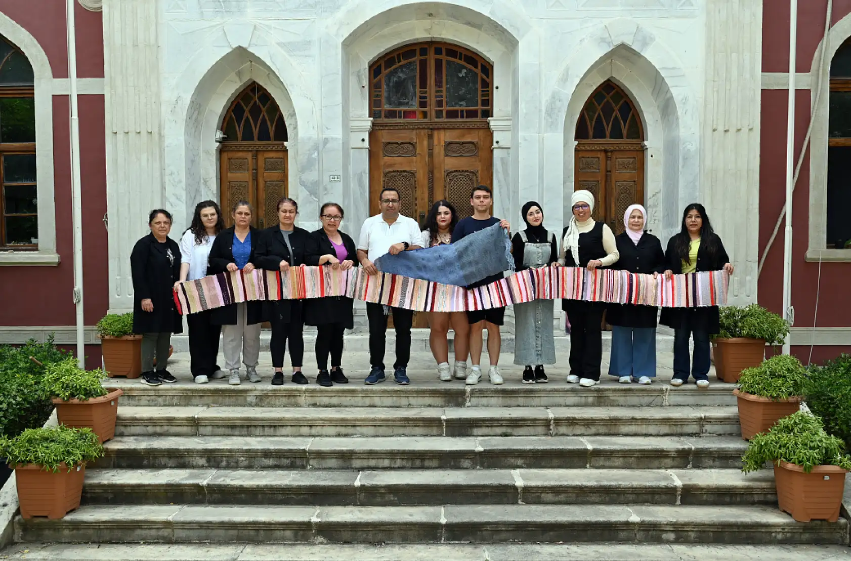 Muğla'da, üniversite öğrencileri atık malzemelerden kilim dokudu