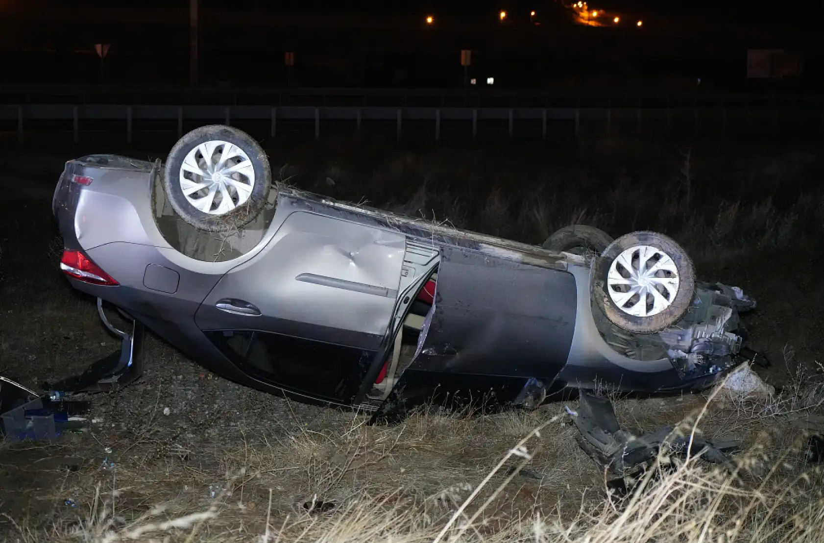 Takla atan otomobilin sürücüsü kaza sonrası ortadan kayboldu
