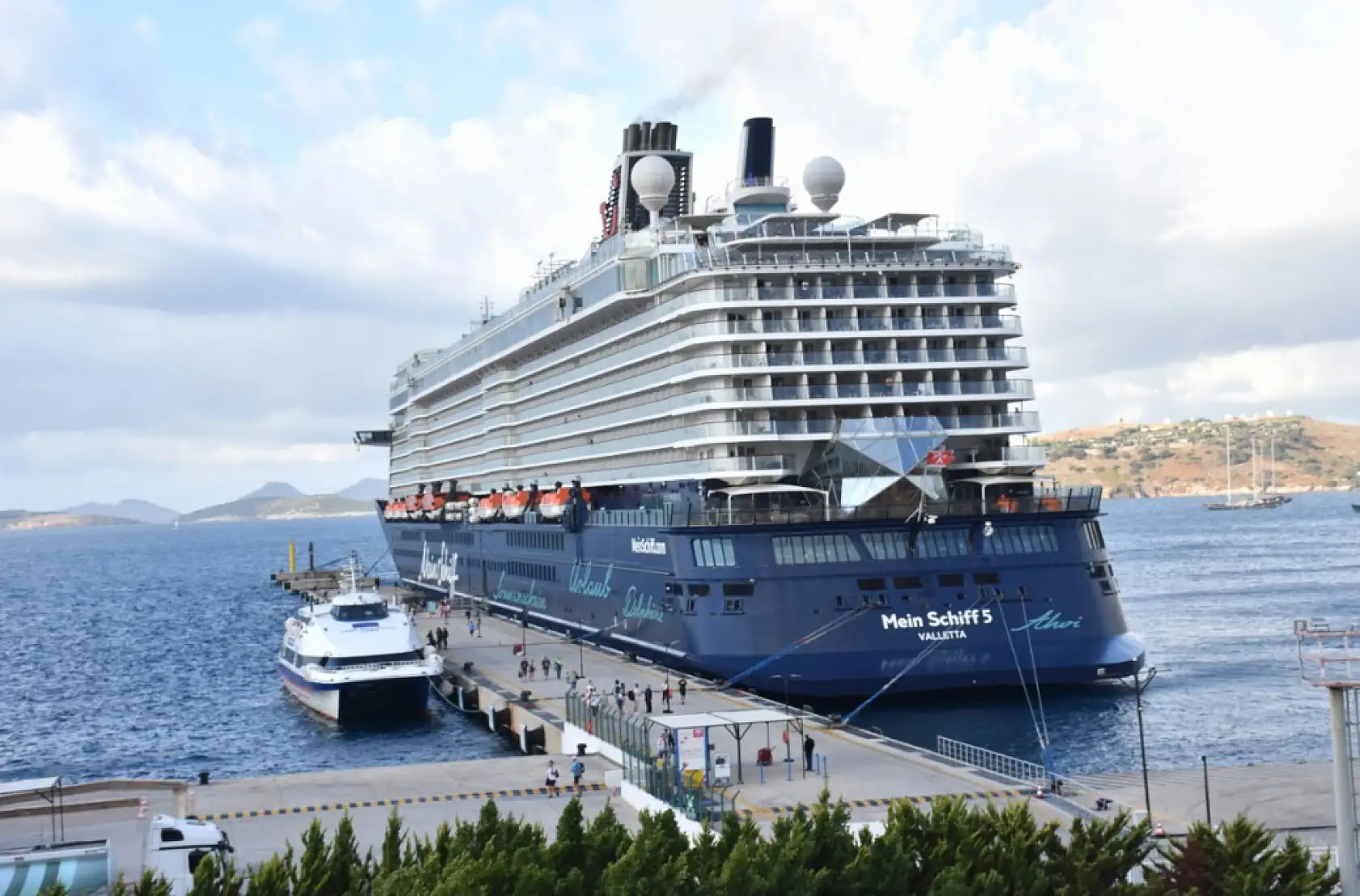 Bodrum'a 'Mein Schiff 5' kruvaziyeriyle 2 bin 716 yolcu geldi